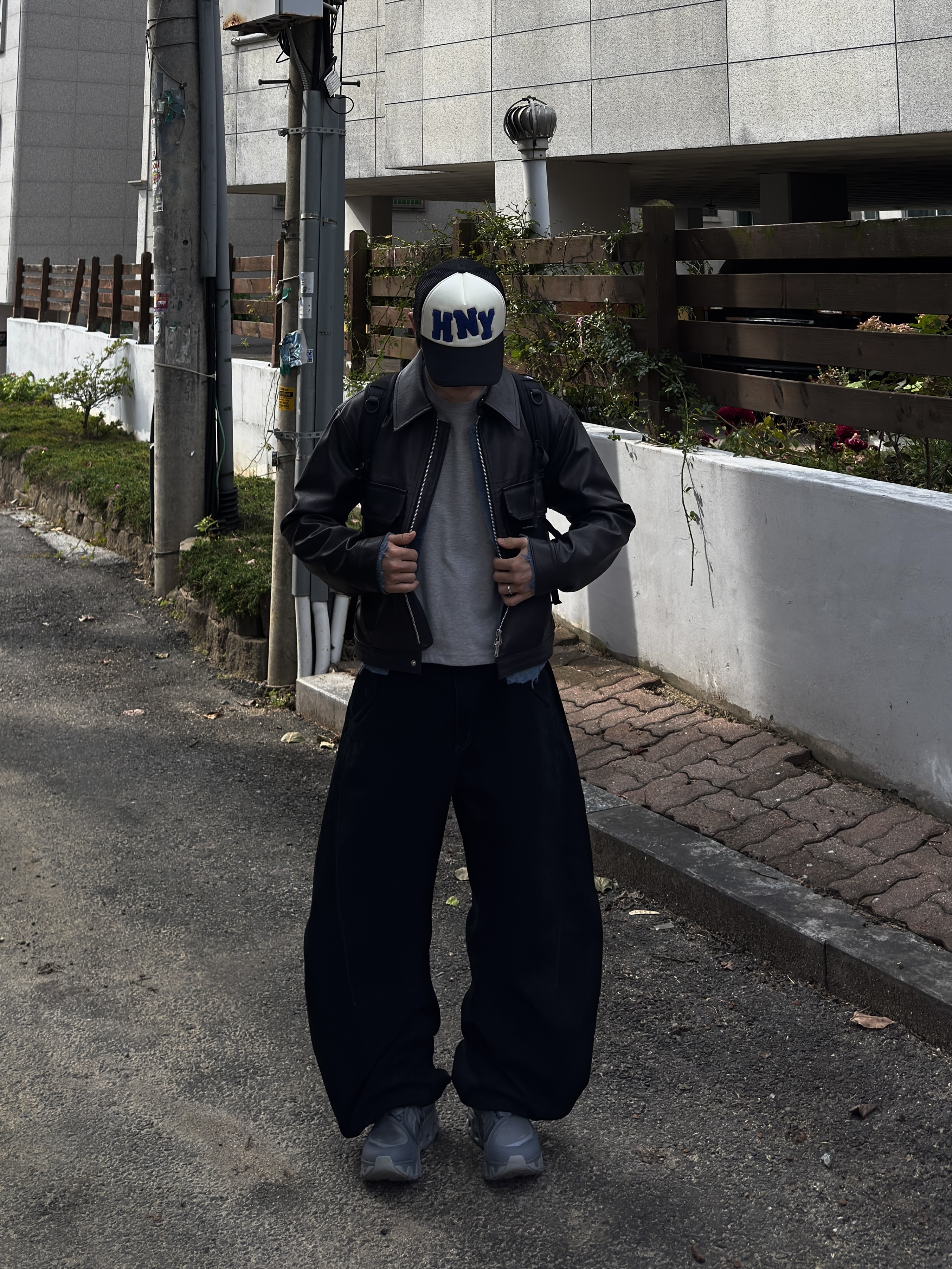 Honey Scoop House HNY Logo Trucker Cap Black, On Running x Post Archive Faction (Paf) Cloudmonster Hyper Phantom Apollo 착용 스타일 - 7