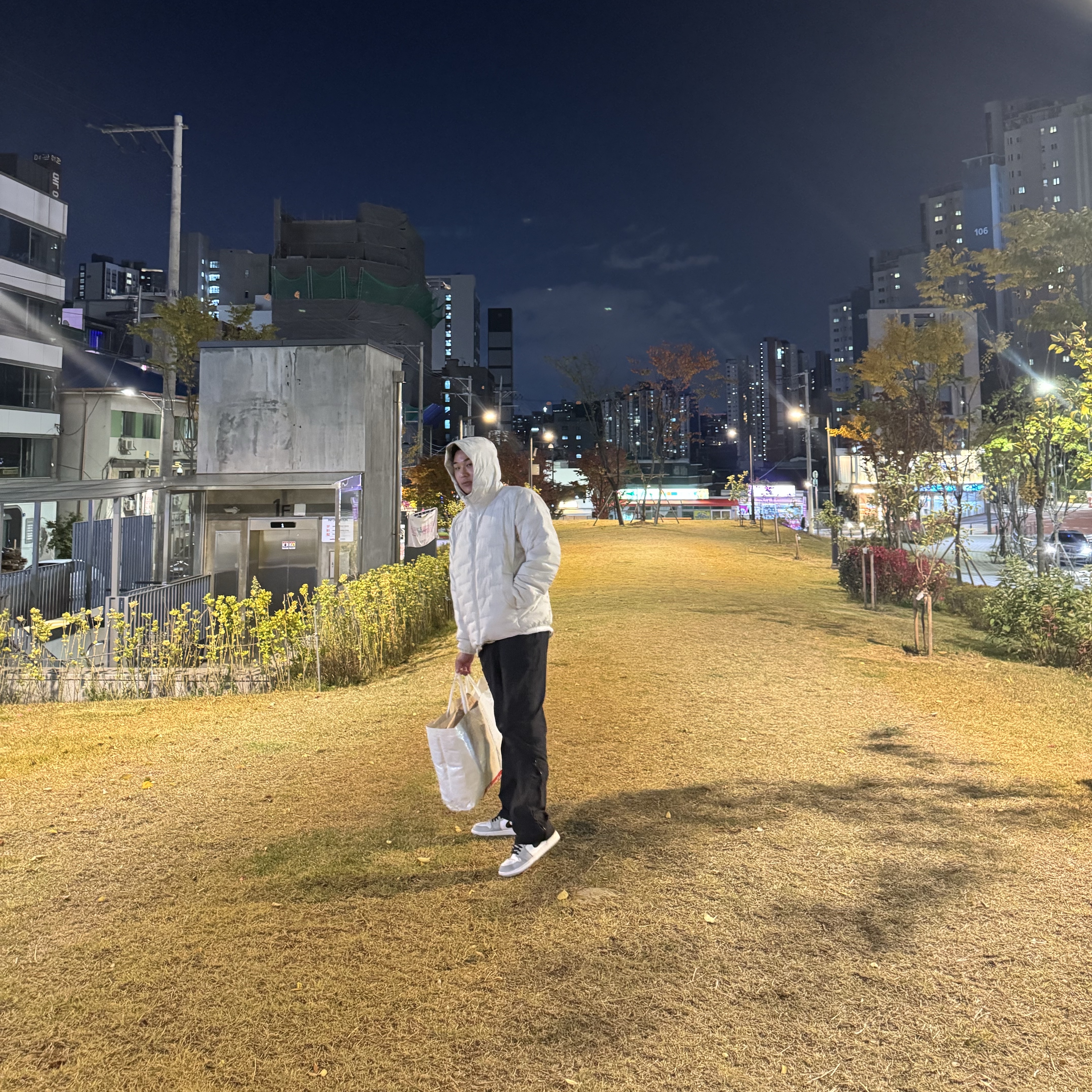 Uniqlo Pufftech Parka Off White - JP, Jordan 1 Mid Light Smoke Grey 착용 스타일 - 4