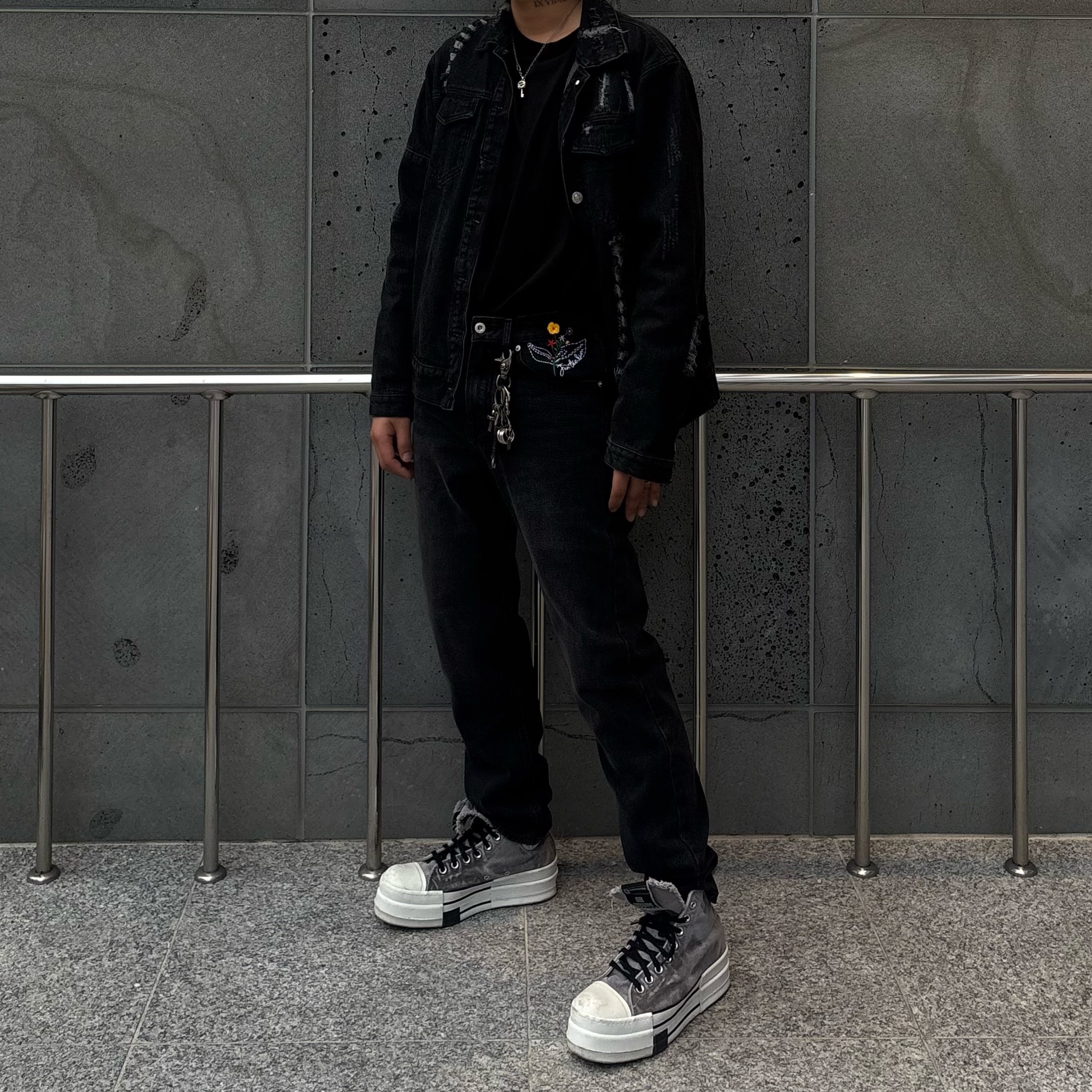 Converse x Drkshdw DBL Drkstar Overdye Chuck 70 Hi Concrete, JTK ARTISANAL Embroidery Denim Trousers Black 착용 스타일 - 2