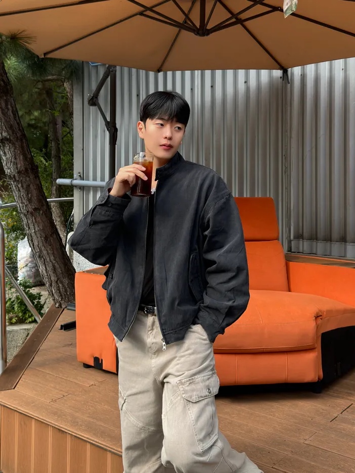 QT8 GARMENTS TL Washed Oxford Harrington Jacket Black 착용 스타일 - 6