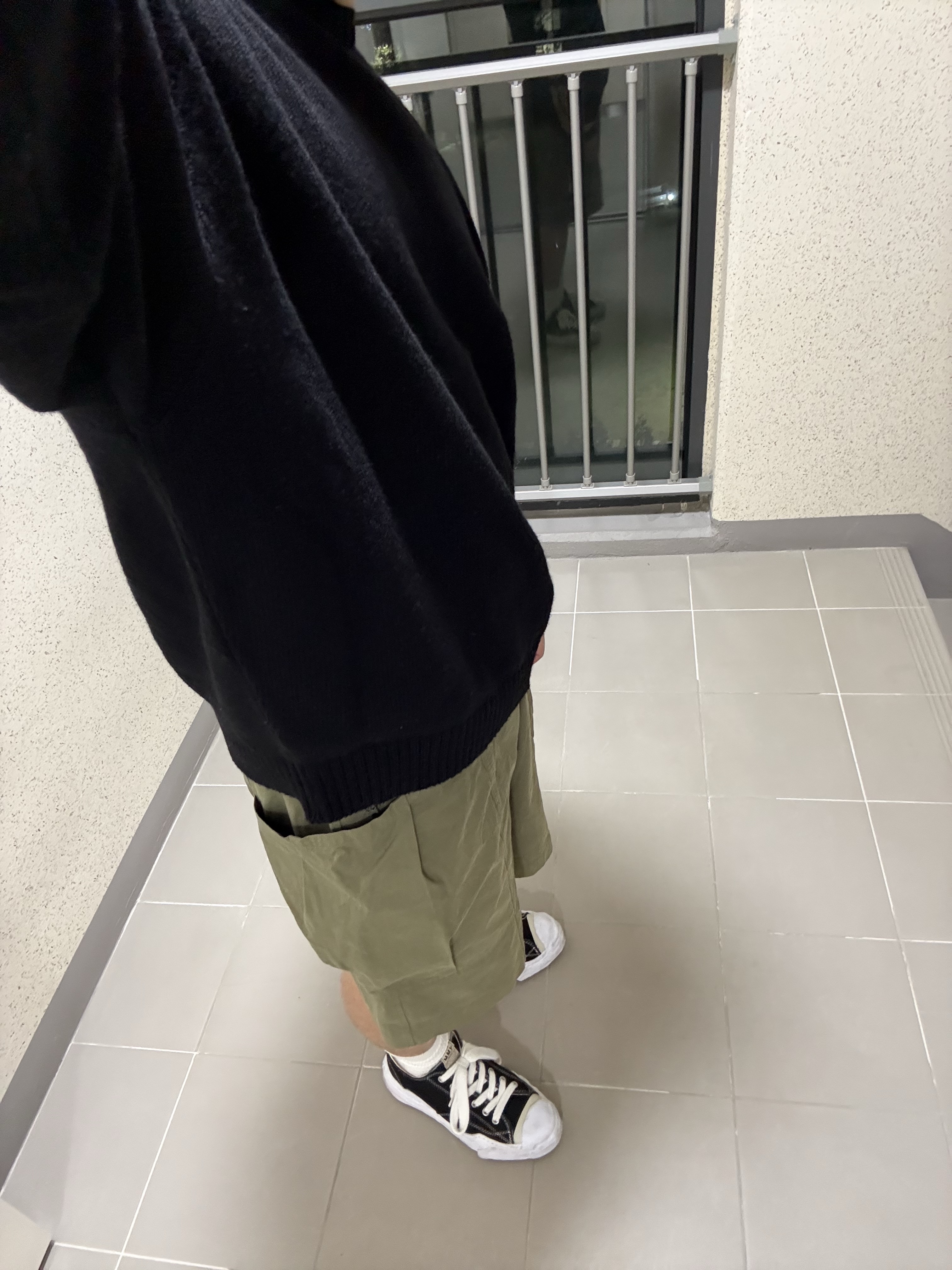 Maison Mihara Yasuhiro Hank OG Sole Canvas Low-top Sneakers Black, Kapital 5G Wool Bone Crewneck Sweater Black 착용 스타일 - 2