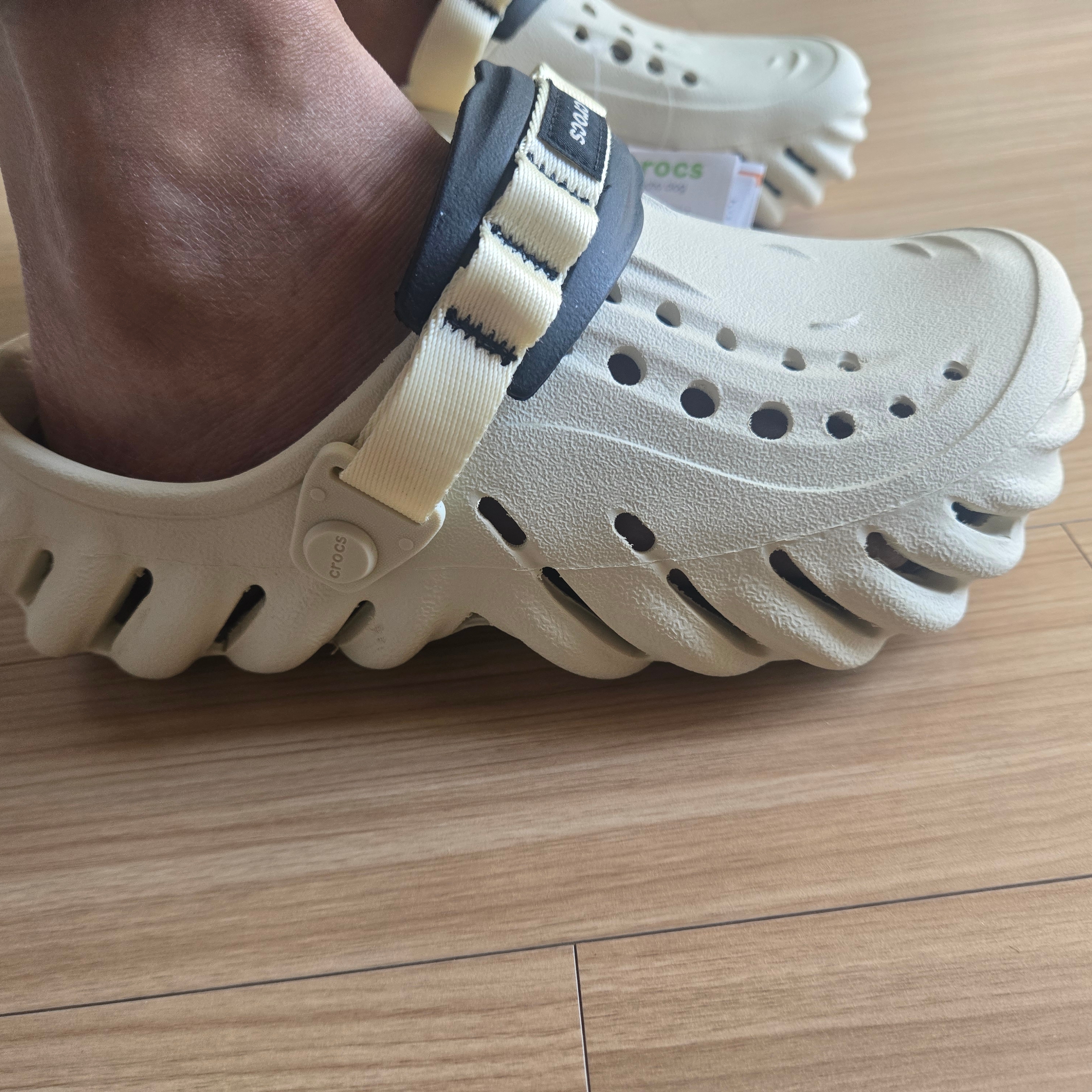 Crocs Echo Clog Bone Black 착용 스타일 - 2
