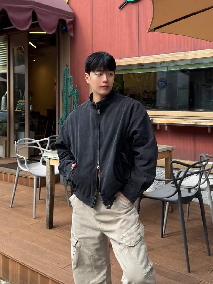 QT8 GARMENTS TL Washed Oxford Harrington Jacket Black 착용 스타일 - 2