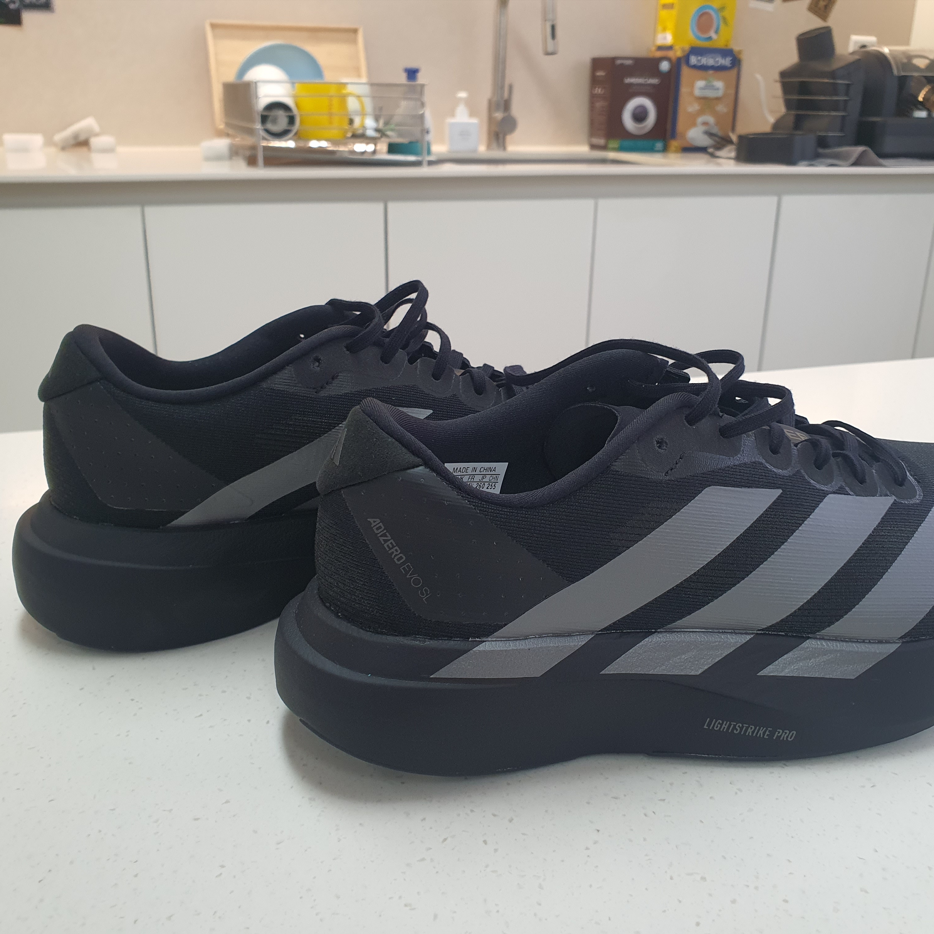 Adidas Adizero EVO SL Core Black Iron Metallic 착용 스타일