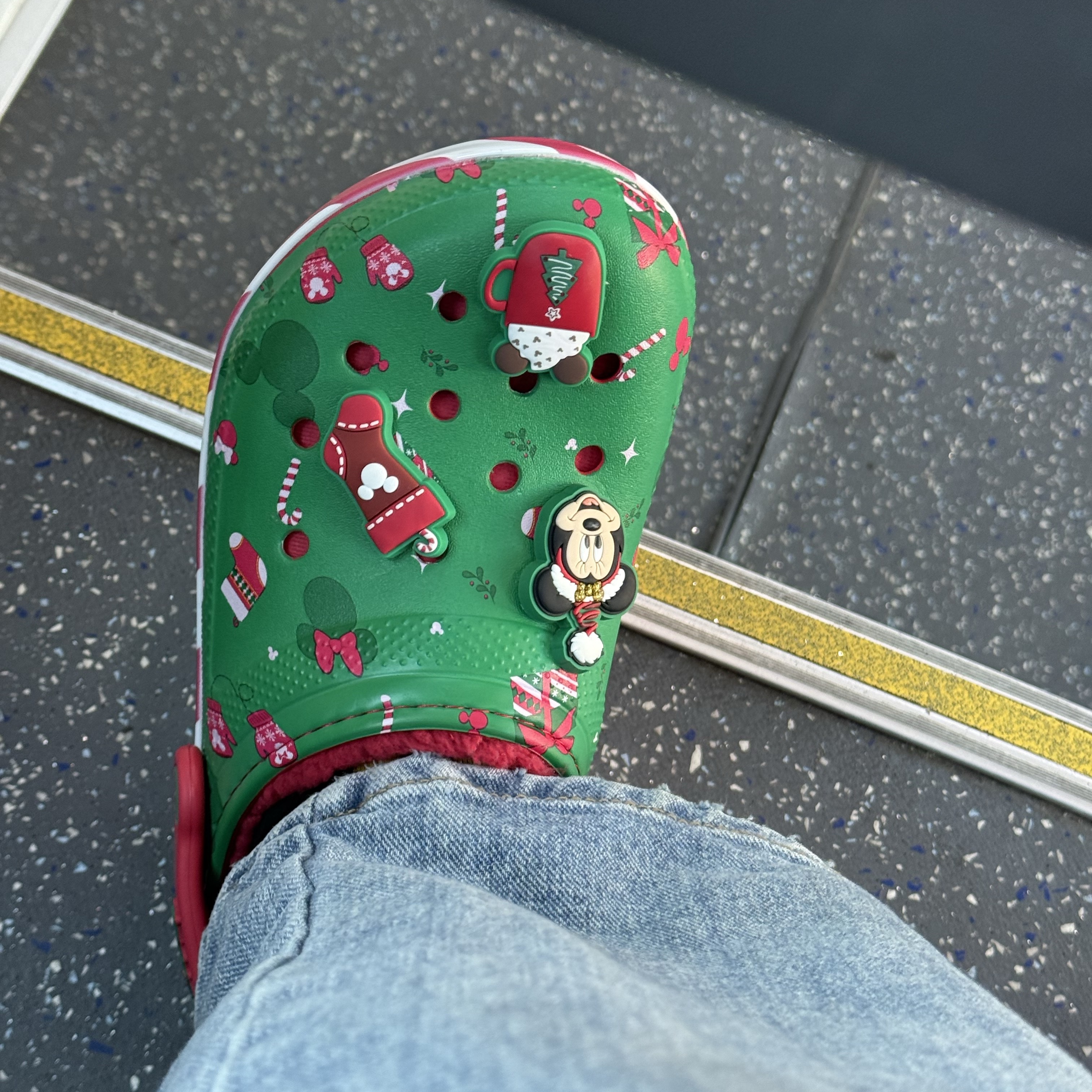Crocs x Disney Mickey Mouse Classic Lined Clog Multi 착용 스타일 - 1