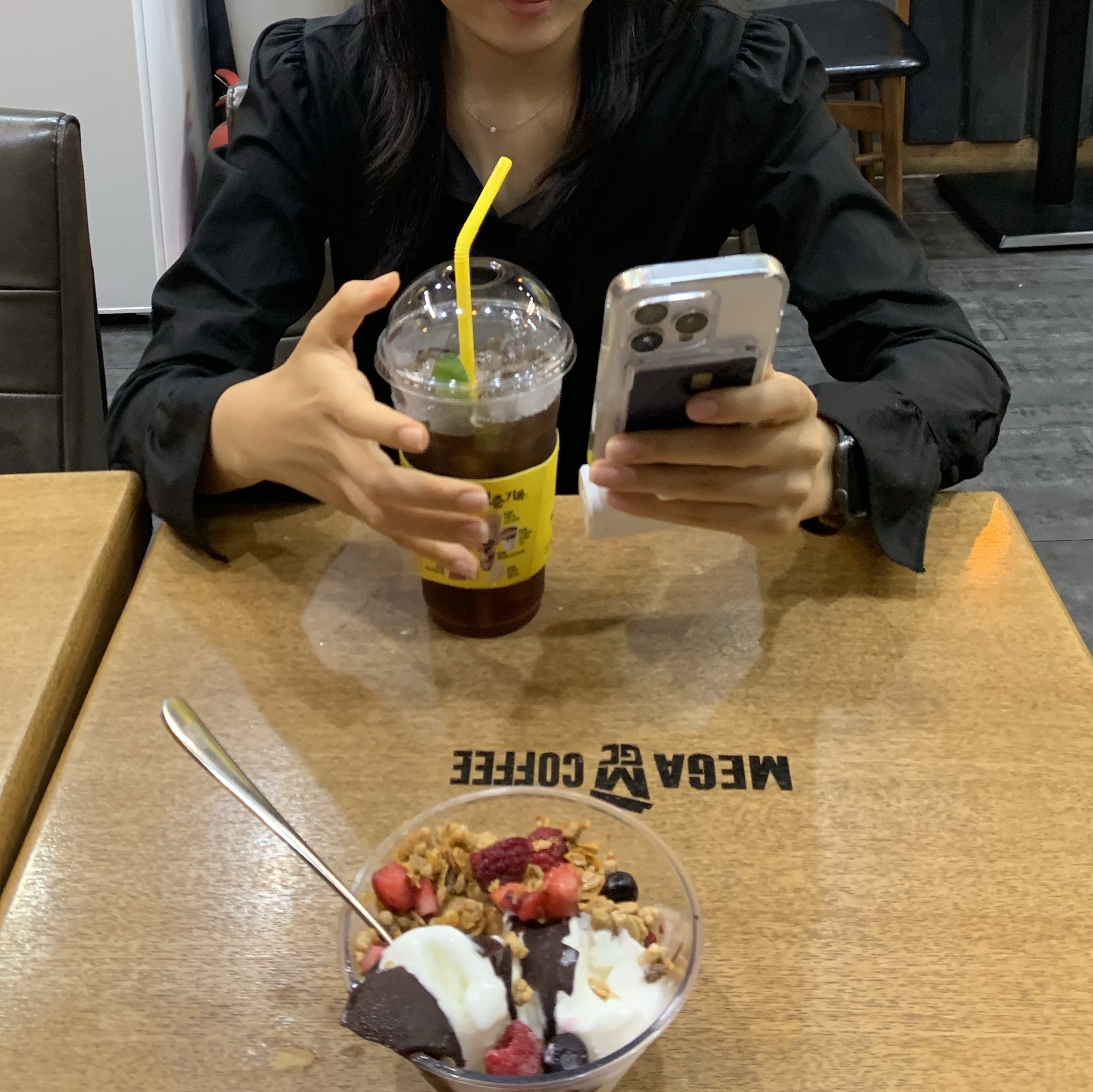 Apple iPhone 16 Pro 256GB White Titanium (Korean Ver.) 착용 스타일