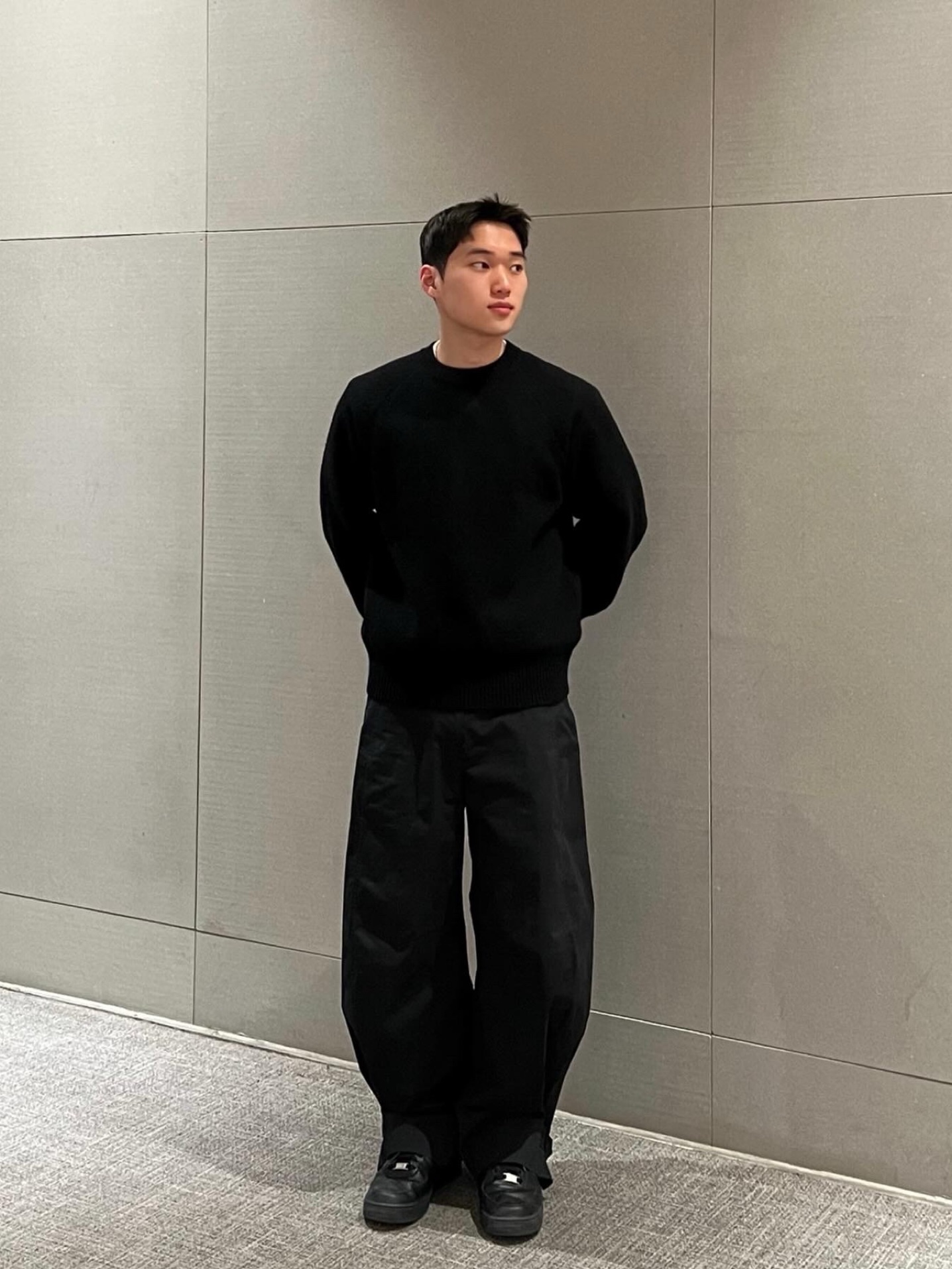 Knitted Shaggy Dog Wool 100% Round Knit Black 착용 스타일