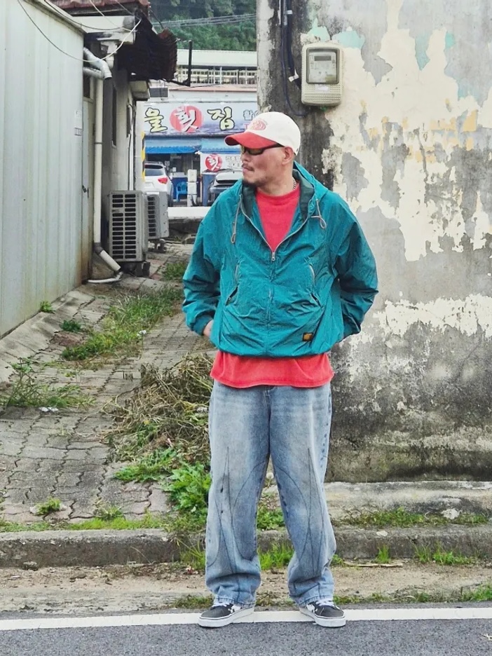 QT8 GARMENTS Nostalgia Windbreaker Green 착용 스타일 - 1