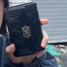 Chanel Boy Chanel Flap Card Holder Grained Calfskin & Ruthenium Black 착용 스타일 - 1