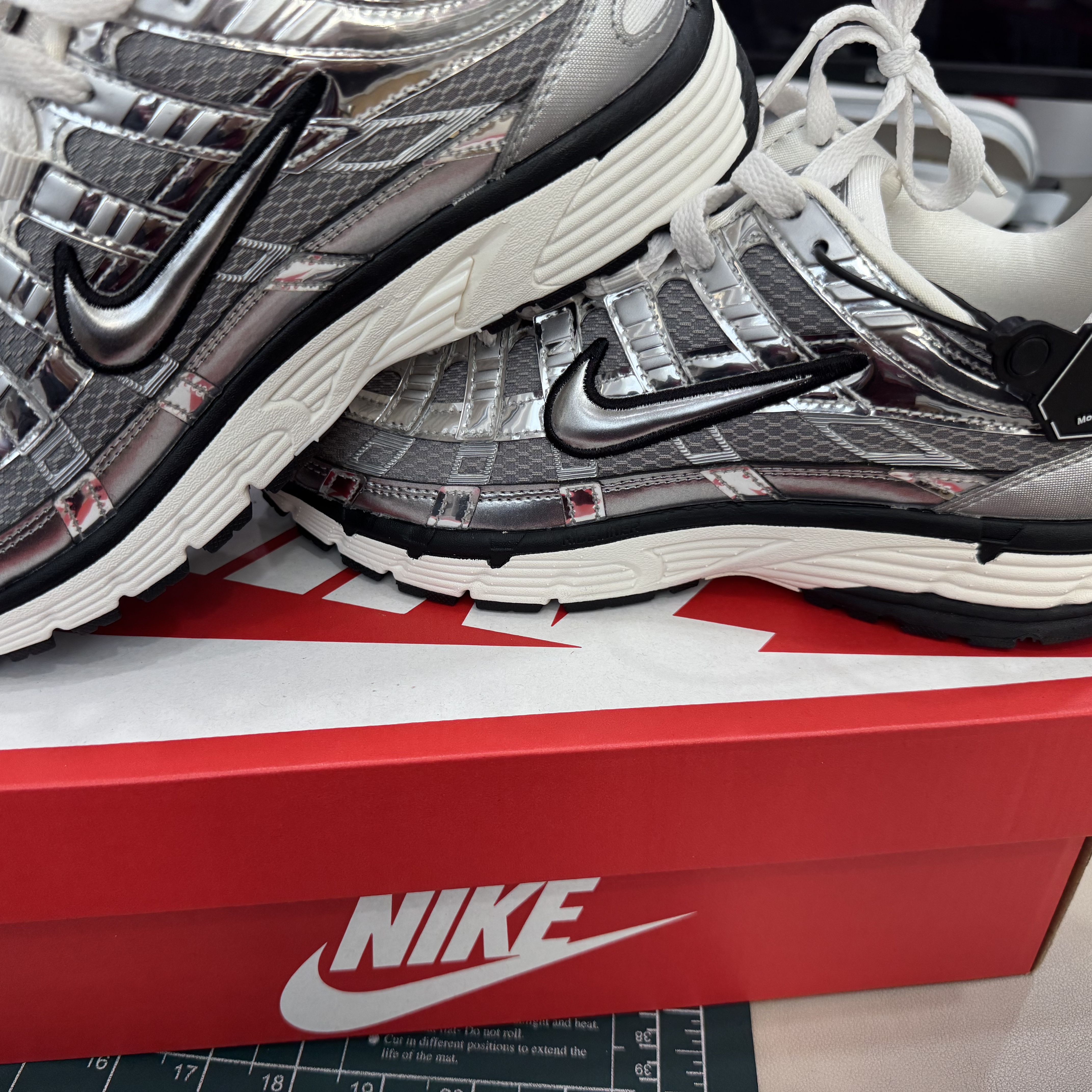 Nike P-6000 Metallic Silver 착용 스타일