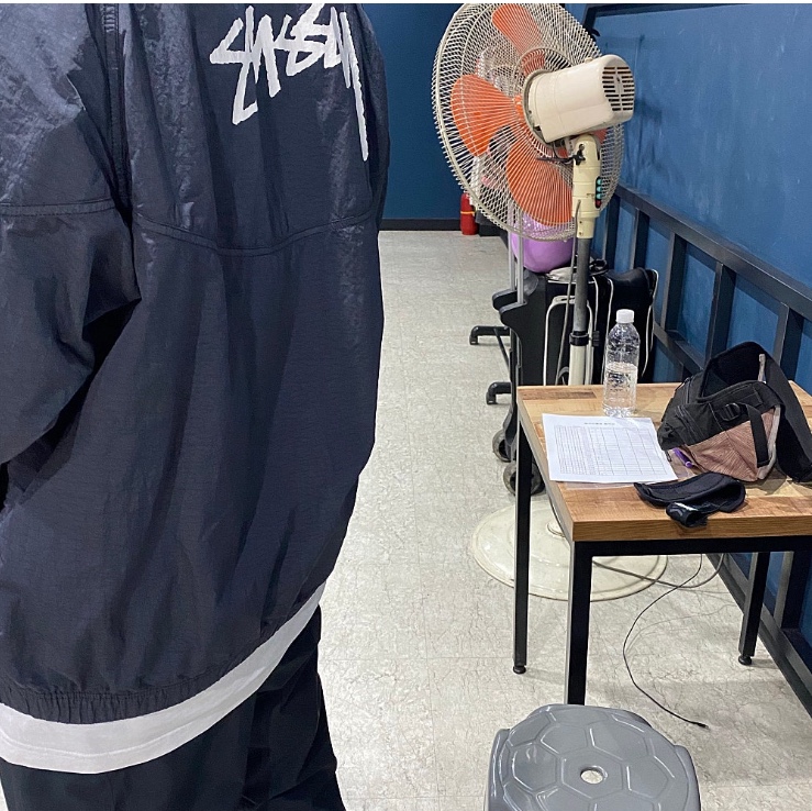 Nike x Stussy Windrunner Jacket Off Noir 착용 스타일