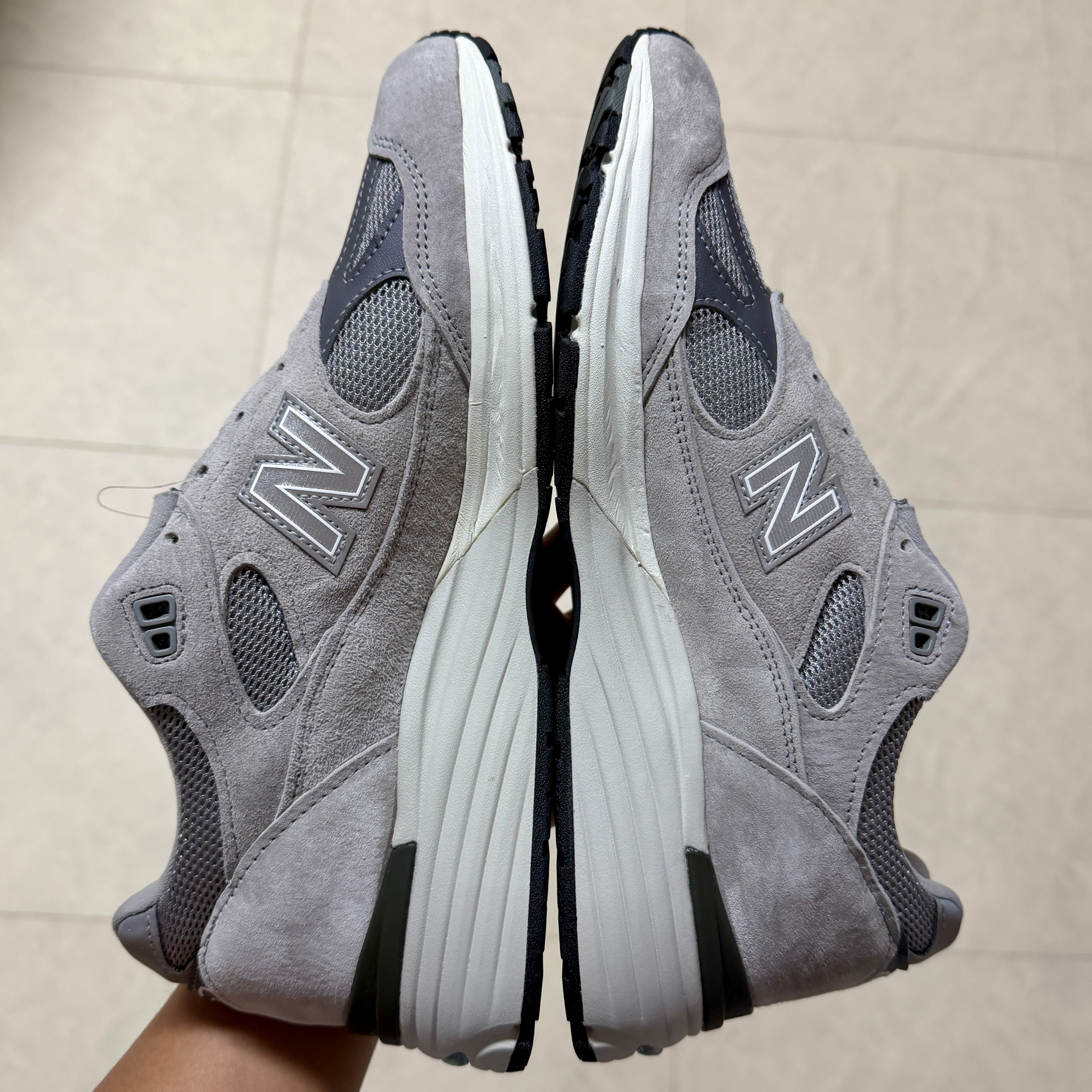 New Balance 991v2 Made in UK Rock Ridge Alloy Silver 착용 스타일 - 4