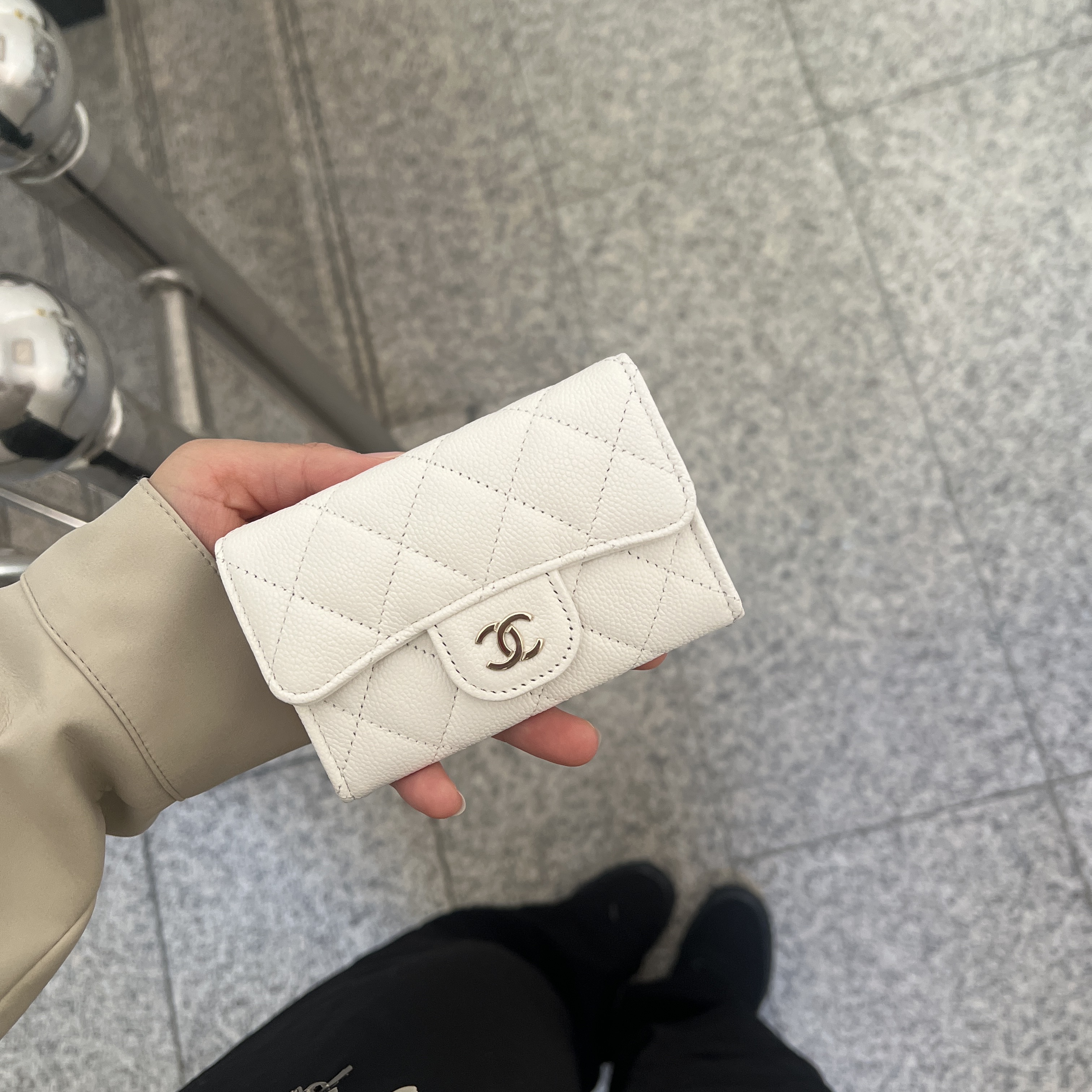 Chanel Classic Card Holder Grained Shiny Calfskin & Gold White 착용 스타일 - 1