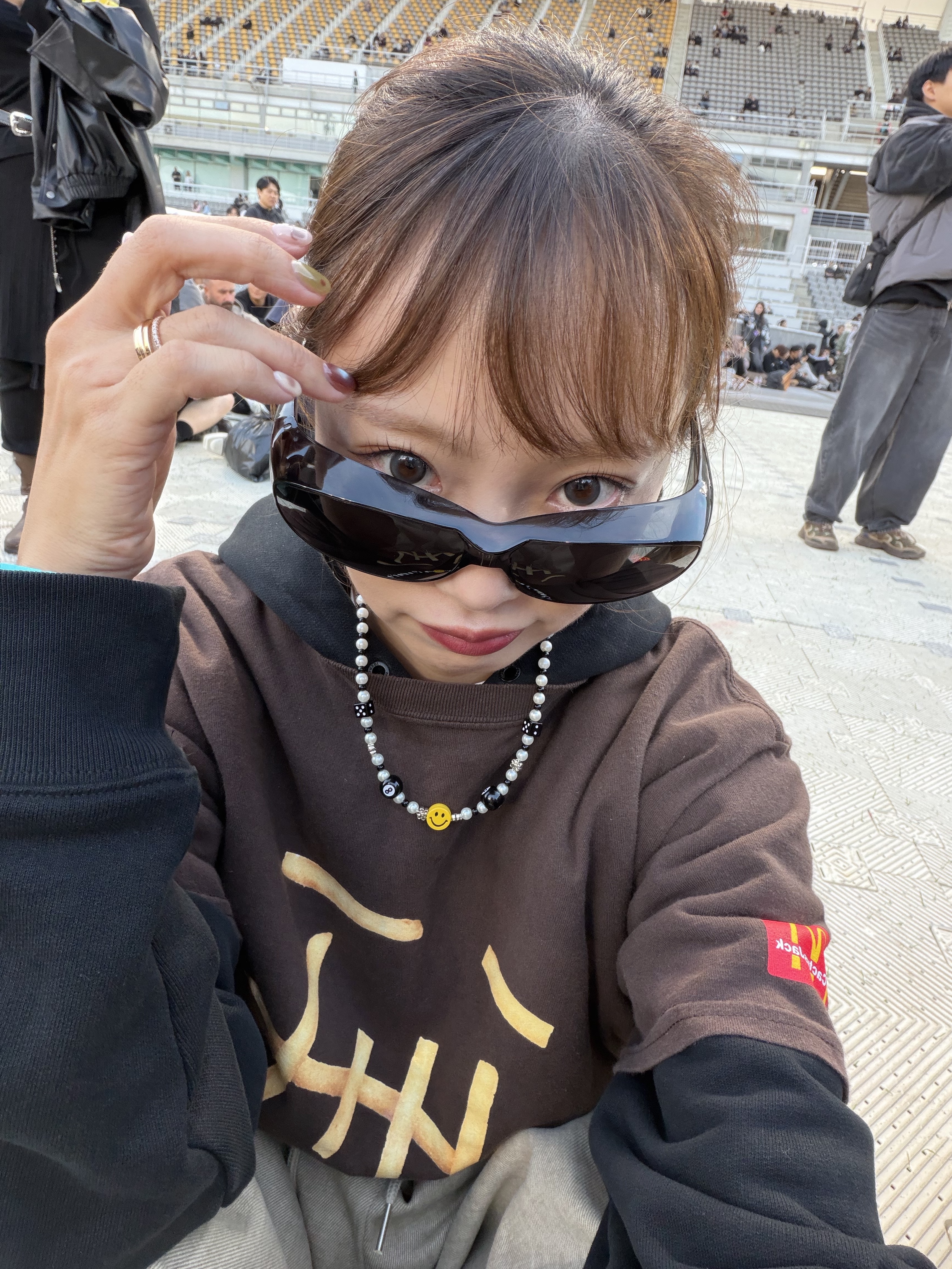 Jordan 1 x Travis Scott Retro Low OG SP Sail and Ridgerock, Takashiba Gimune Safety Overglasses Black 착용 스타일 - 3