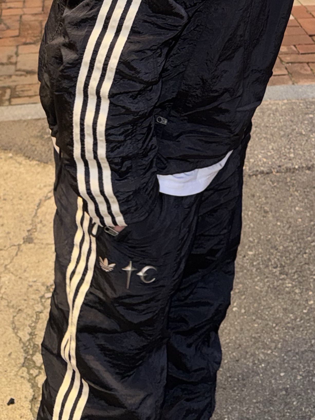 Adidas x Thug Club Woven Track Top Black Silver Metallic - KR Sizing, Adidas x Thug Club Woven Track Top Black Silver Metallic - US Sizing 착용 스타일 - 4