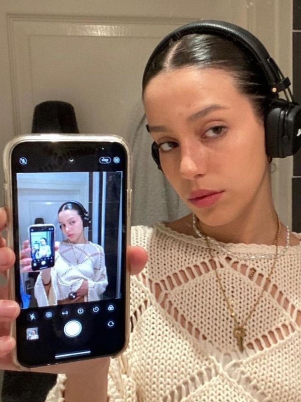 Beats Studio Pro Wireless Over Ear Headphone Black (Korean Ver.), Apple AirPods Max Lightning Silver (Korean Ver.) 착용 스타일 - 4