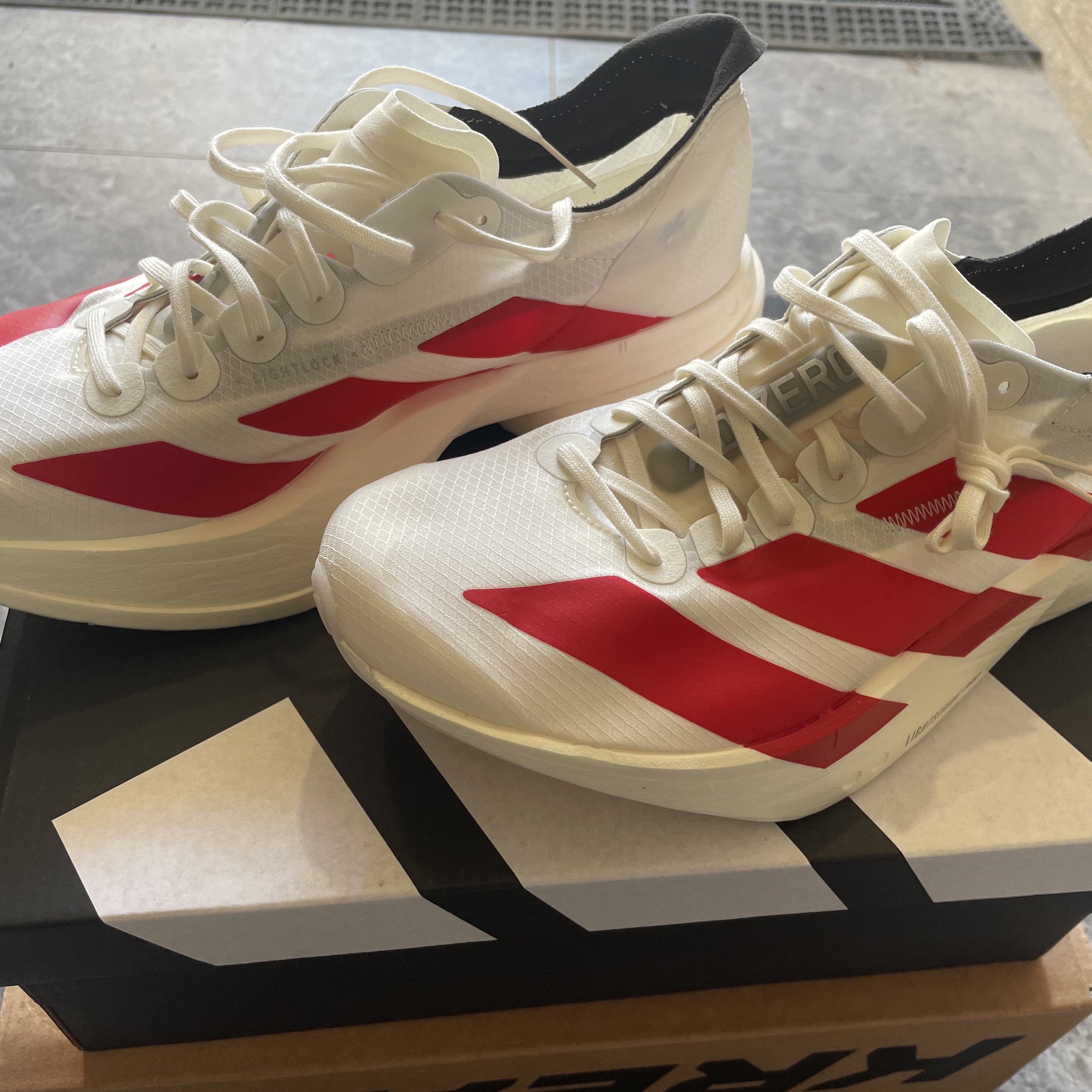 Adidas Adizero Adios Pro 4 Off White Better Scarlet 착용 스타일