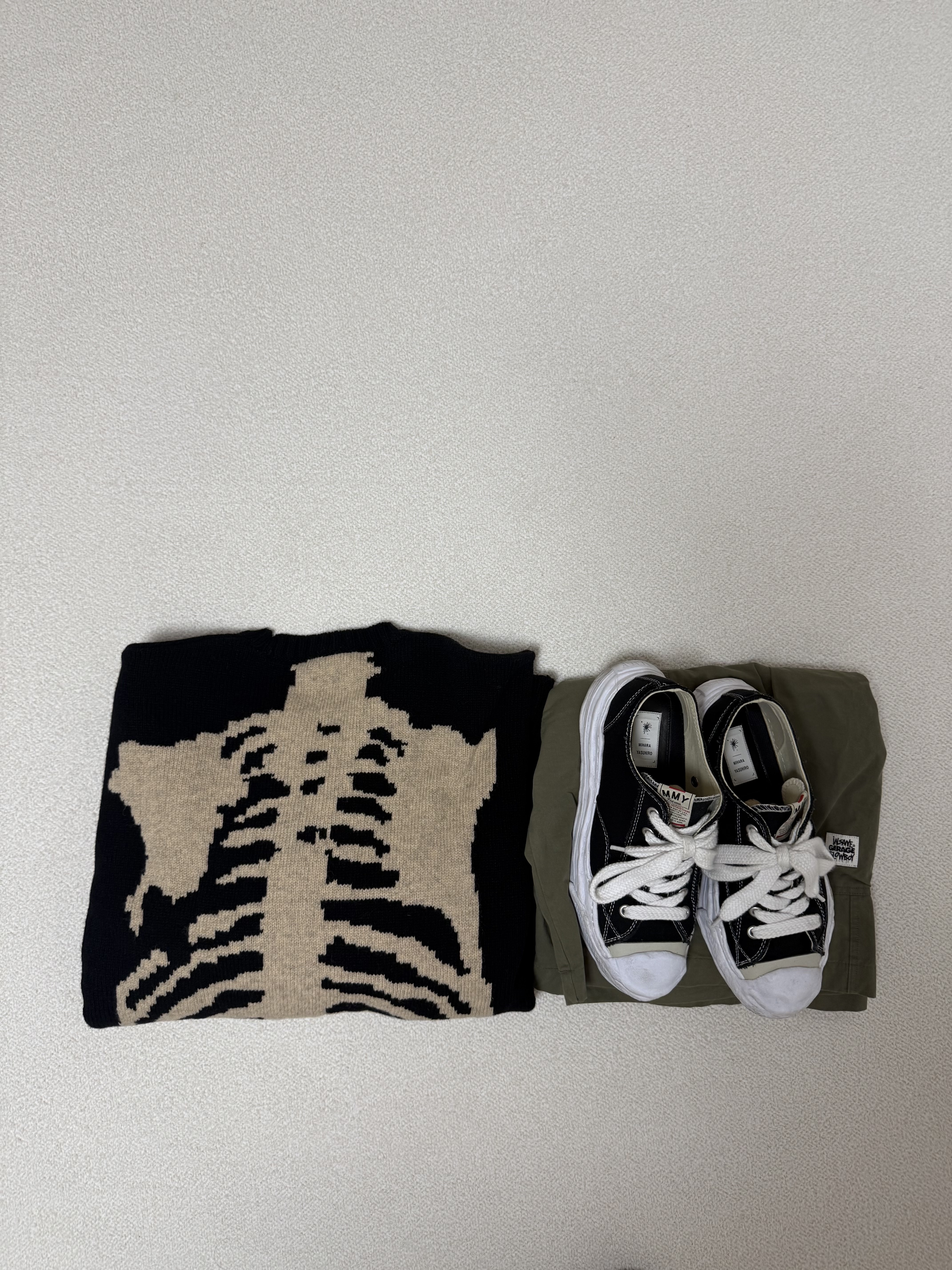 Maison Mihara Yasuhiro Hank OG Sole Canvas Low-top Sneakers Black, Kapital 5G Wool Bone Crewneck Sweater Black 착용 스타일 - 1