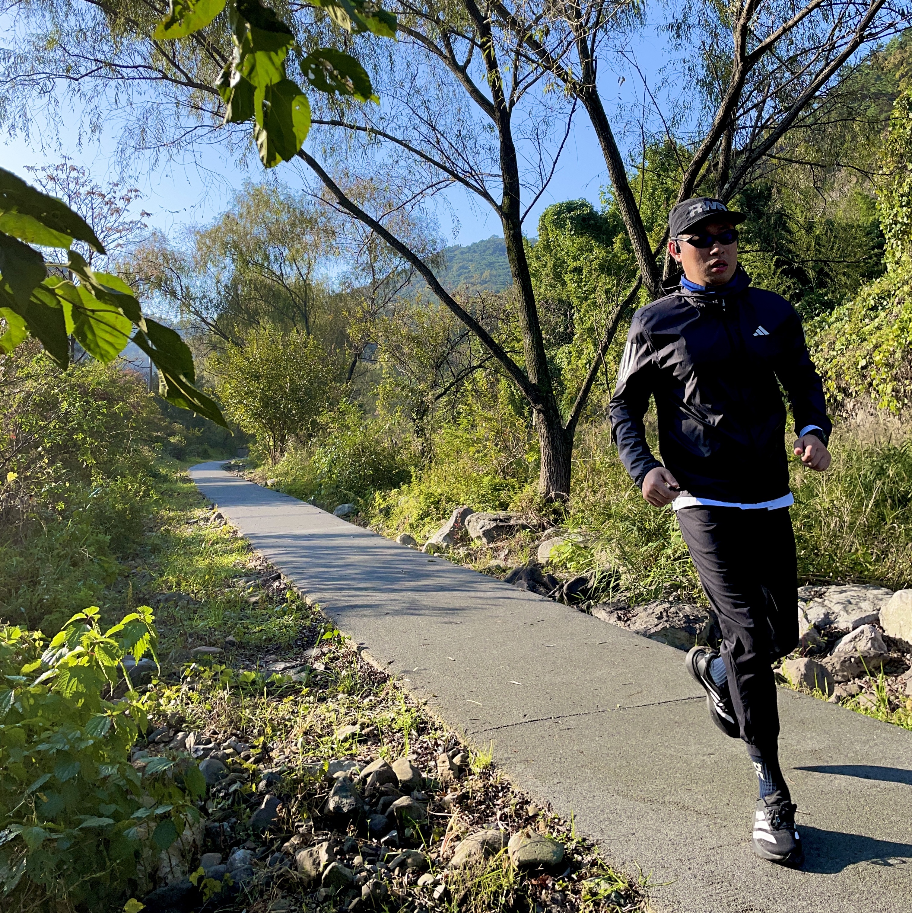 [KREAM 단독] runwhither Trail Cap Black, Oakley Eye Jacket Redux Matte Black Frame Prizm Grey Lenses High Bridge Fit 착용 스타일
