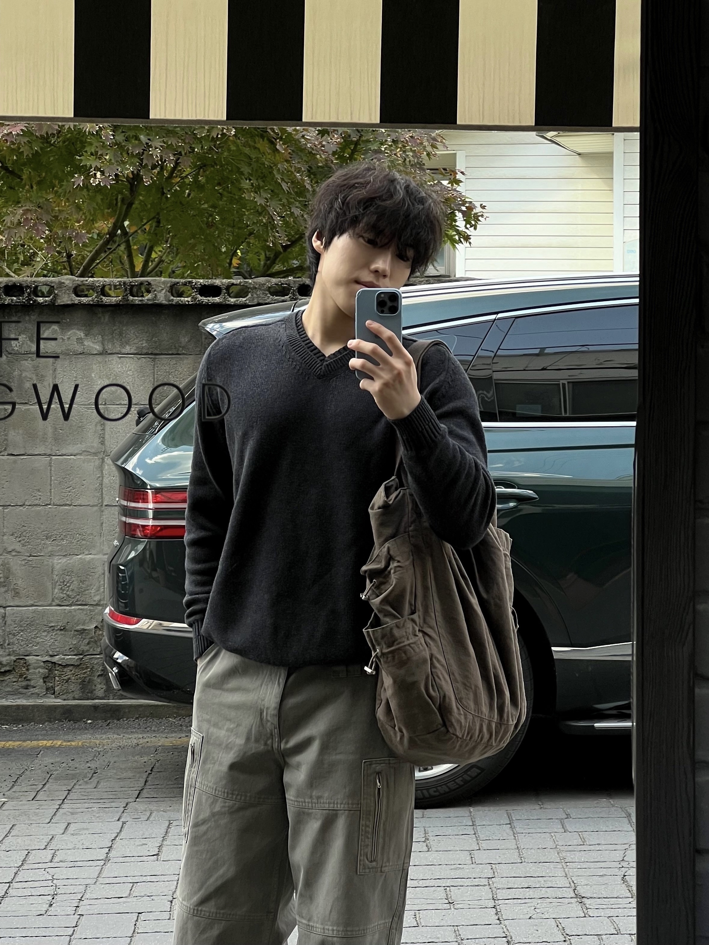 Dr. Martens 1461 Crazy Horse Dark Brown, noun Layered V Neck Knit Charcoal 착용 스타일 - 7