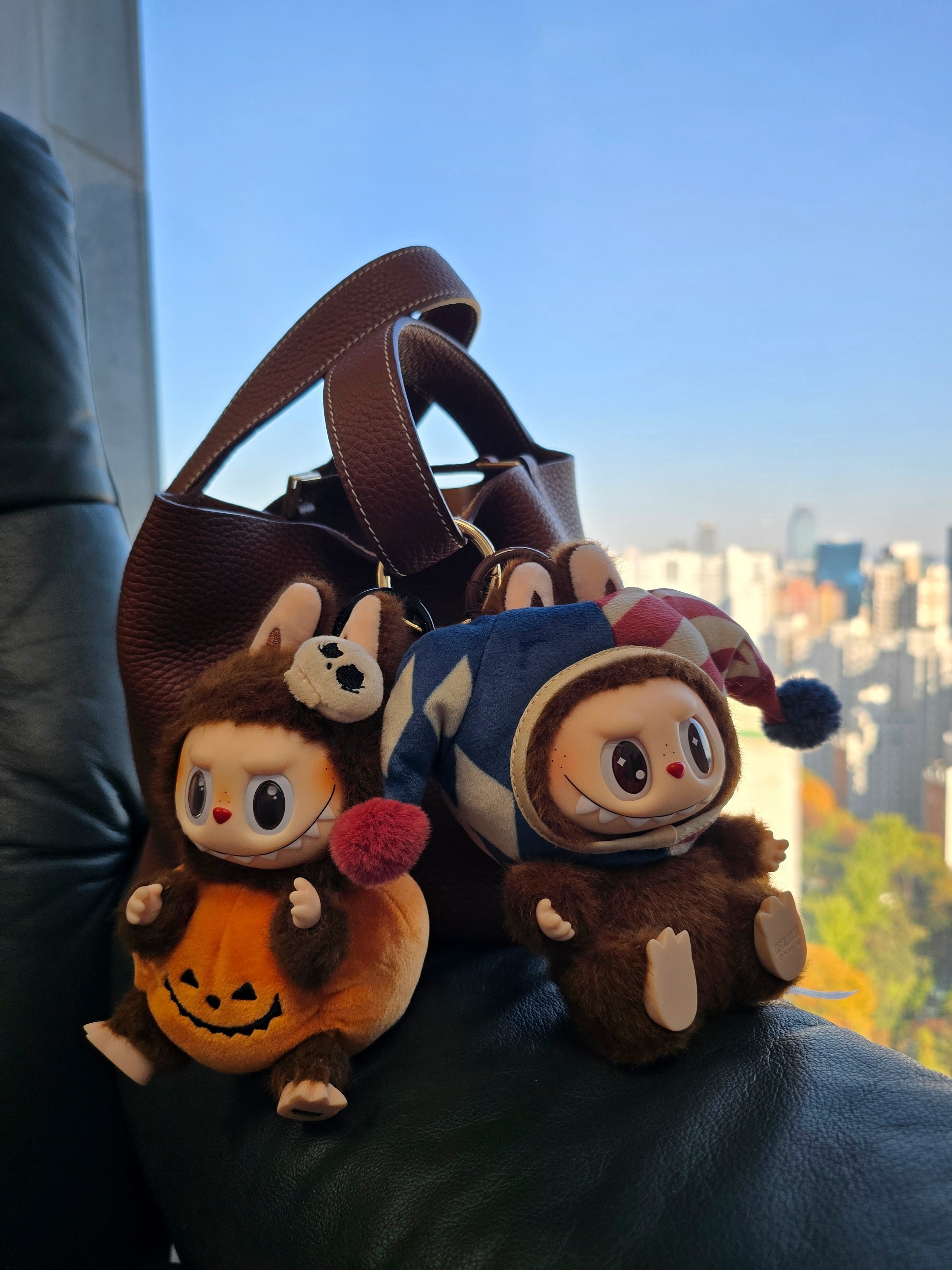 Pop Mart Labubu Let's Play Together Doll Series Duoduo Keyring (Opened Case), Pop Mart Why So Serious Series Vinyl Plush Pendant Juggling Clown (Opened Case) μ°©μ© μ€νμΌ