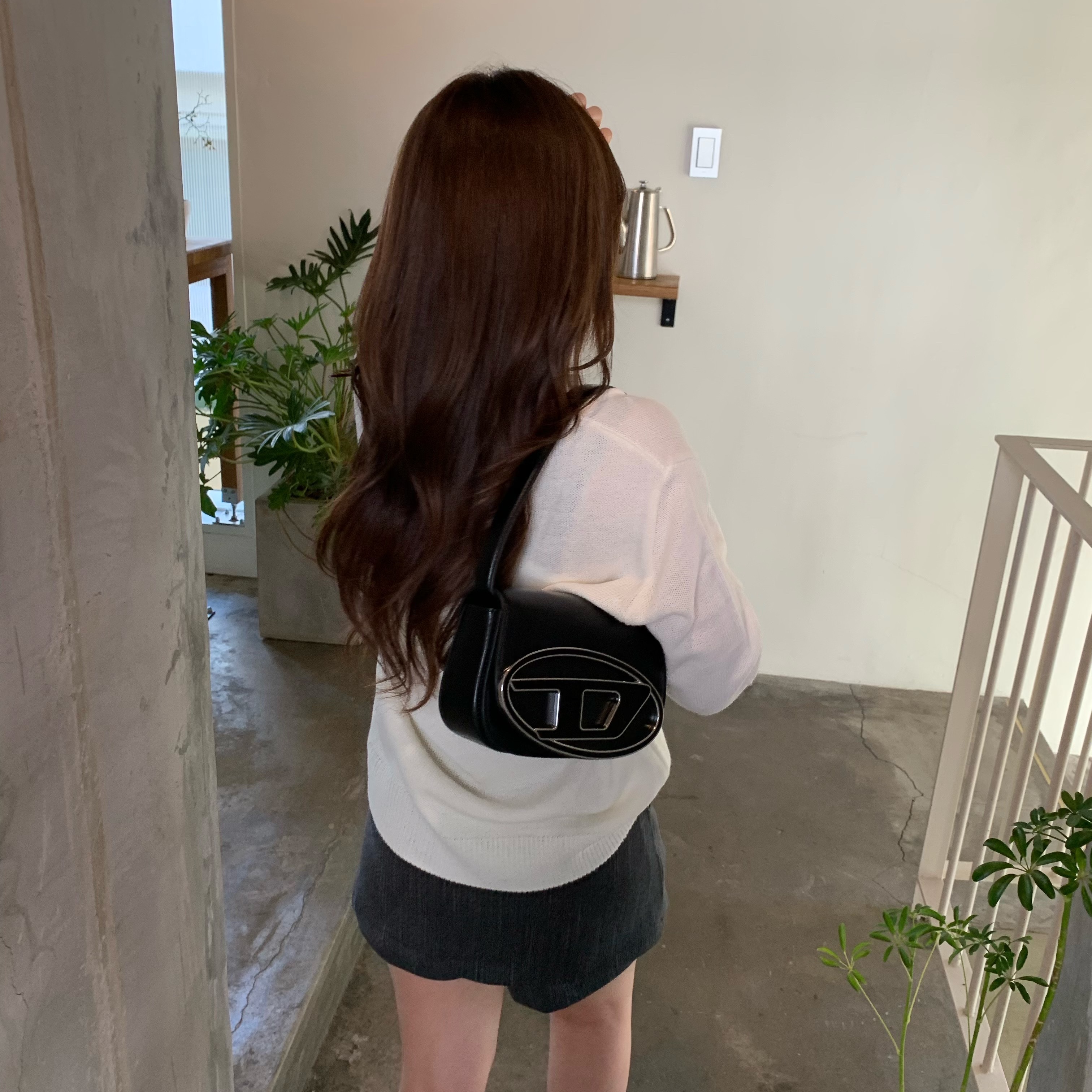 Diesel 1DR Shoulder Bag in Nappa Leather Black 착용 스타일