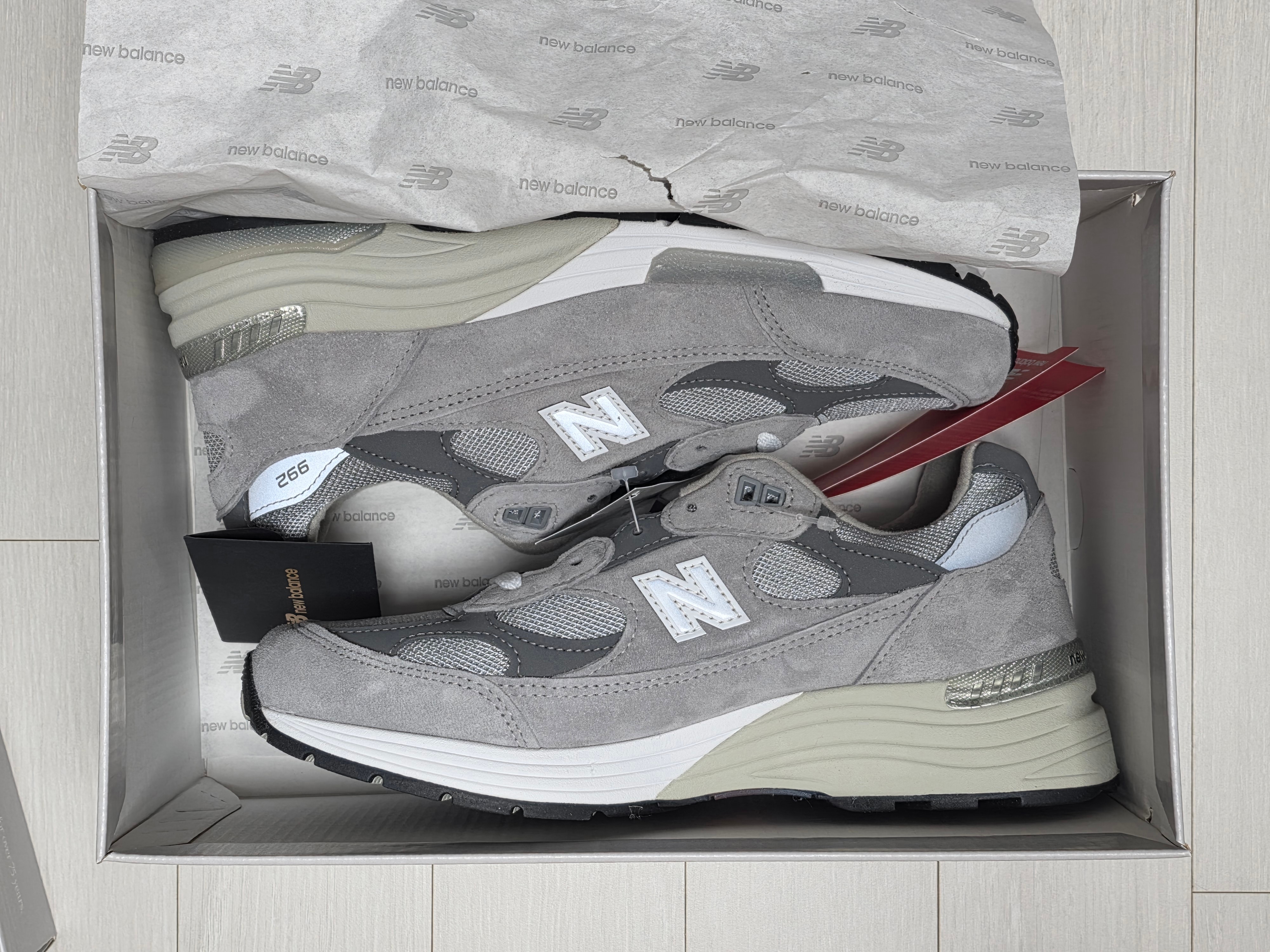 New Balance 992 Made in USA Core Grey Silver Metallic 착용 스타일 - 3