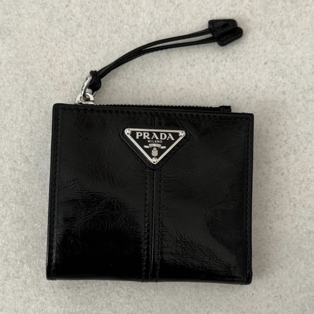 Prada Small Leather Wallet Black 착용 스타일
