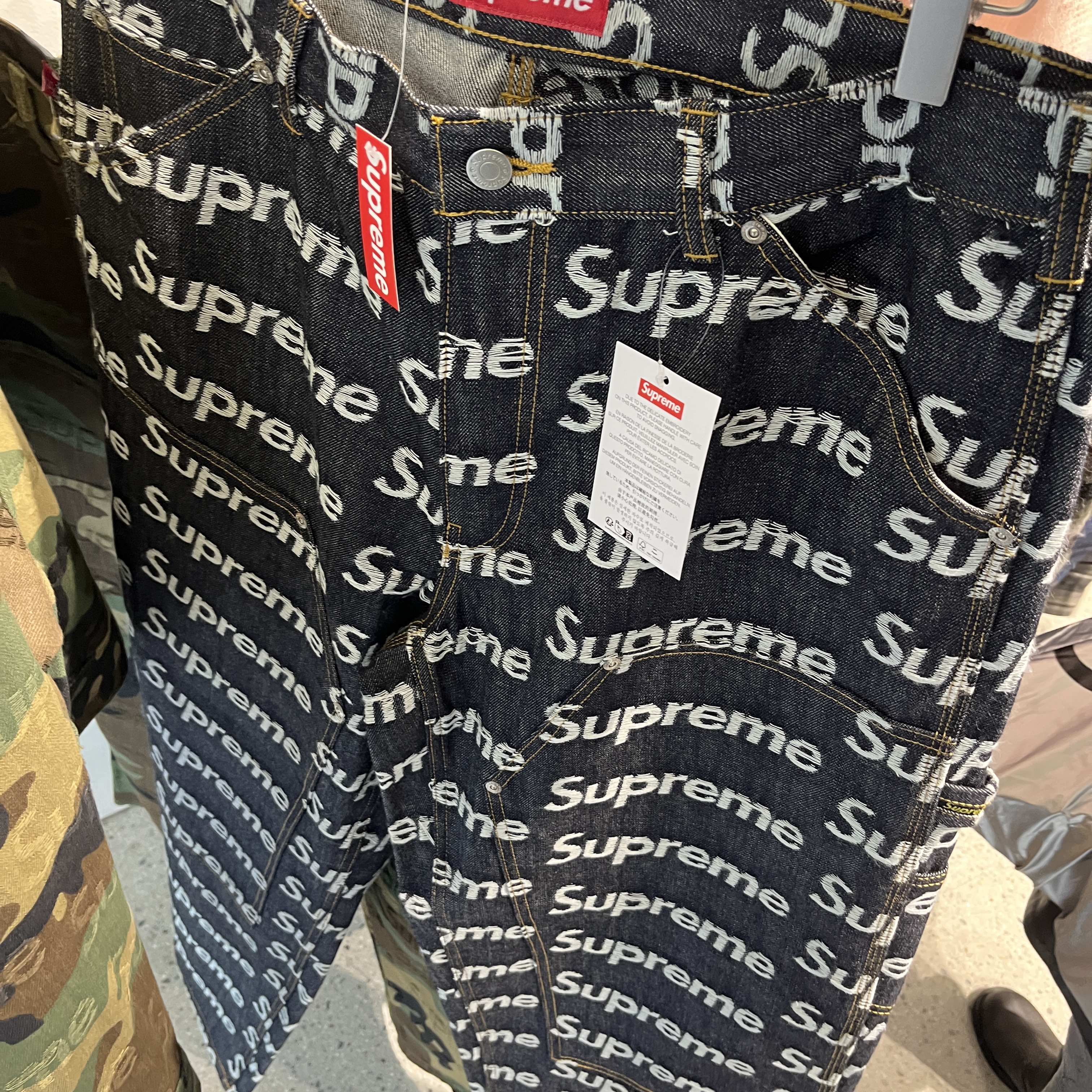 Supreme Jacquard Logos Double Knee Denim Painter Jean Rigid Indigo - 25FW 착용 스타일