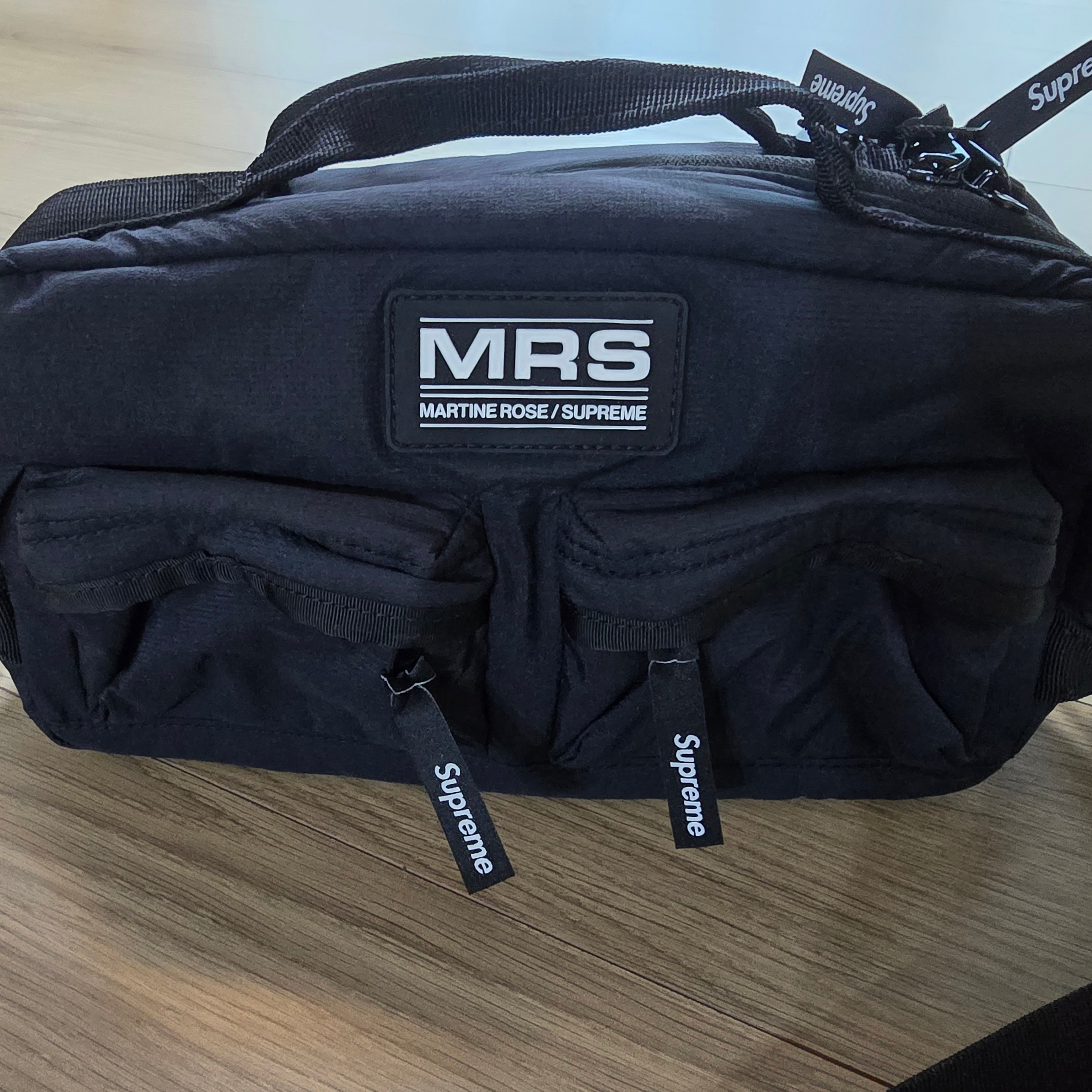 Supreme x Martine Rose Mini Duffle Bag Black - 24FW, Supreme Woven Shoulder Bag Black - 24SS 착용 스타일 - 2