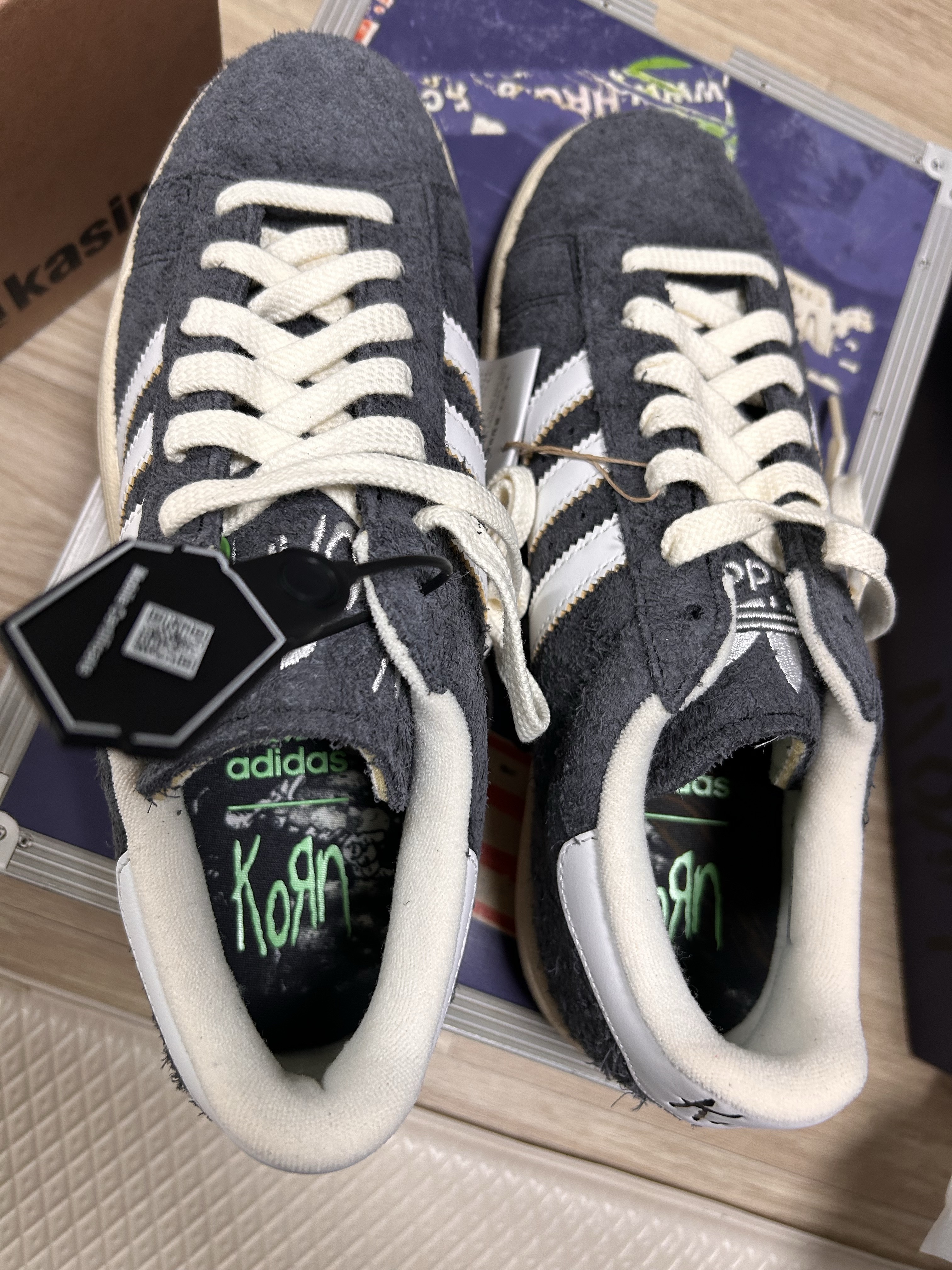 Adidas x KoRn Campus 2.0 Carbon Cloud White 착용 스타일