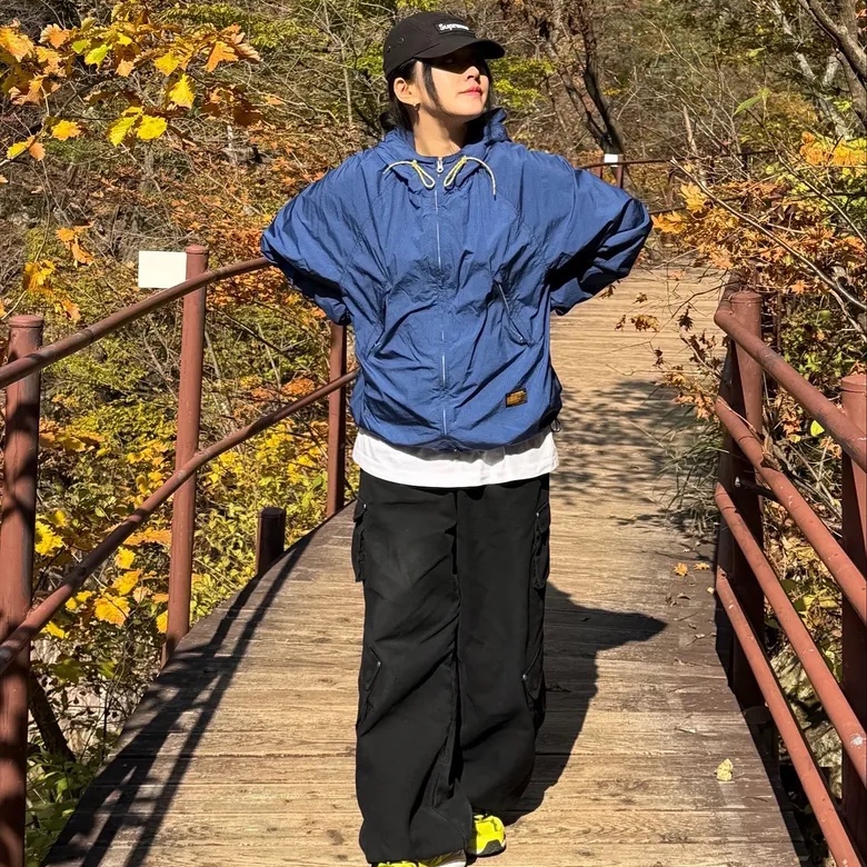 QT8 GARMENTS Nostalgia Windbreaker Blue 착용 스타일 - 3