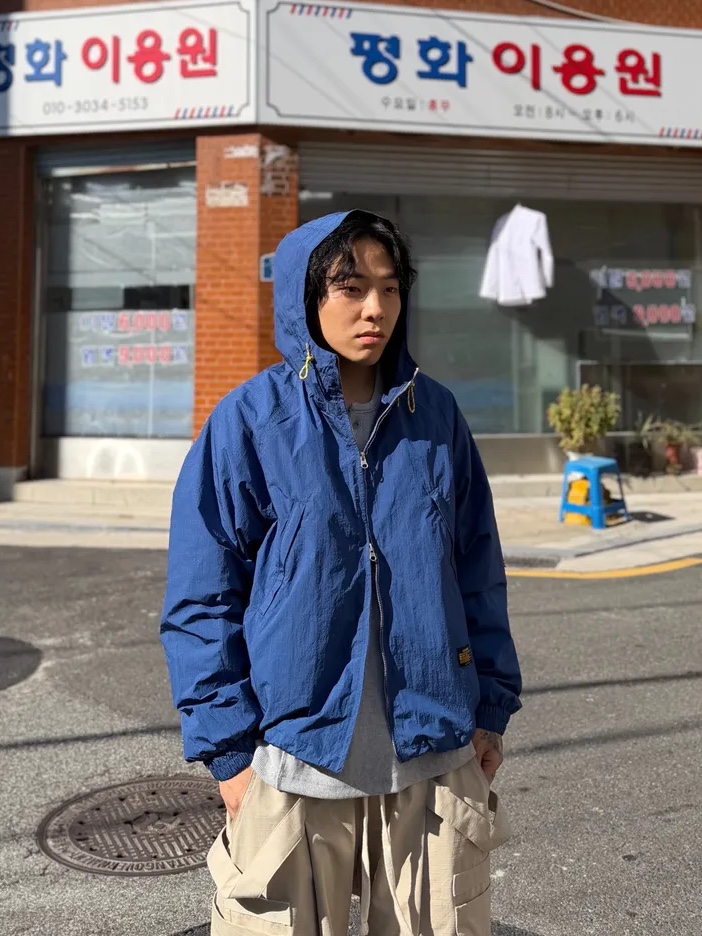 QT8 GARMENTS Nostalgia Windbreaker Blue 착용 스타일 - 4