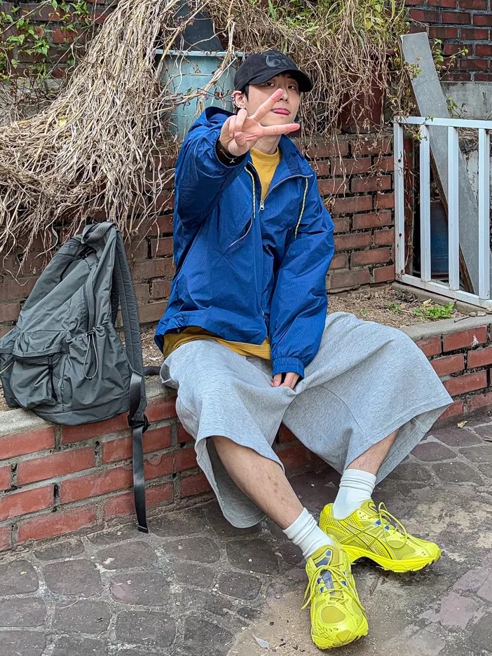 QT8 GARMENTS Nostalgia Windbreaker Blue 착용 스타일 - 4