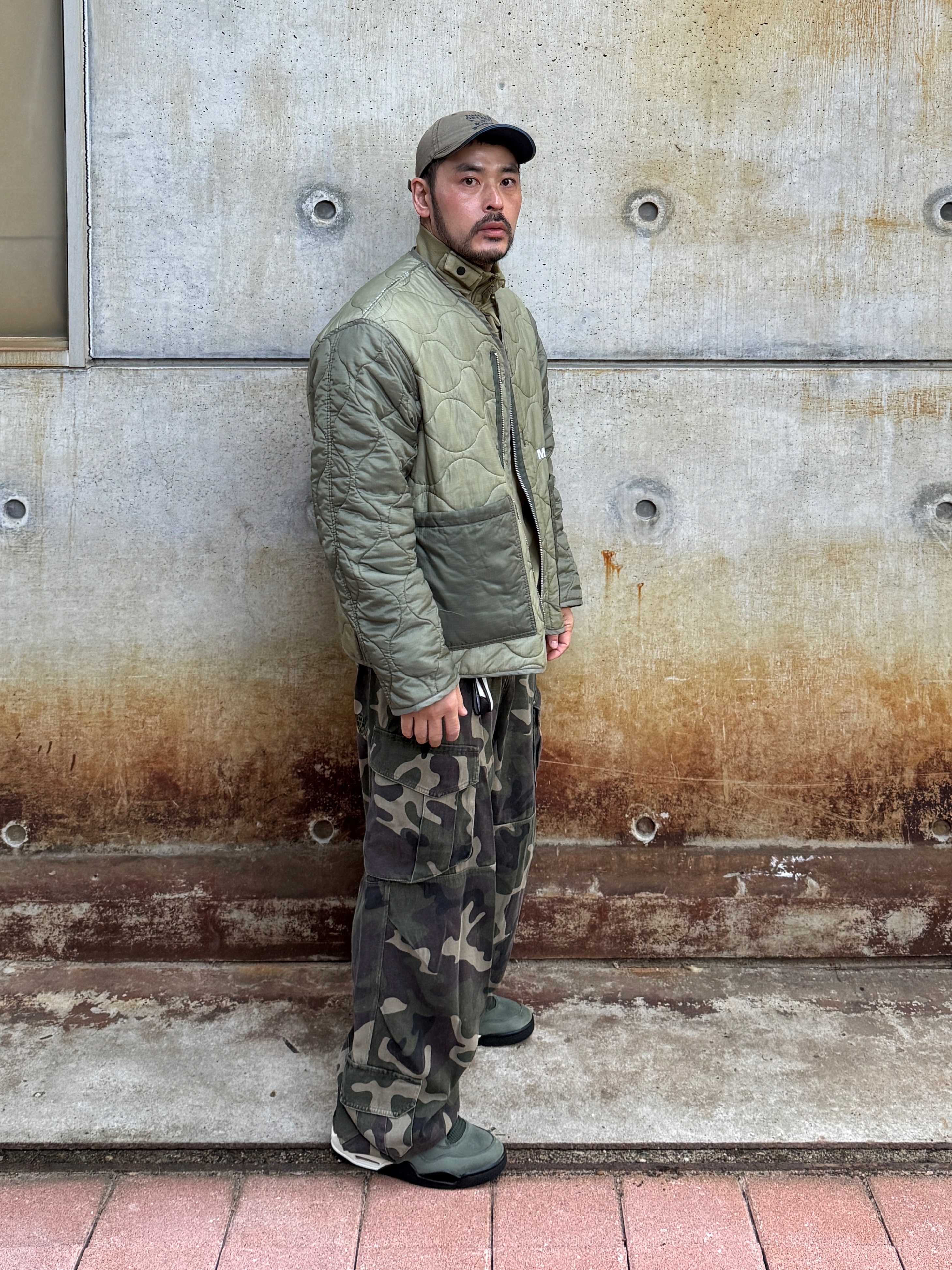 Jordan 4 x Undefeated Retro OG SP Deep Green and Clementine, Flavorism VTG Washed Cargo Pants Washed Camo 착용 스타일 - 3