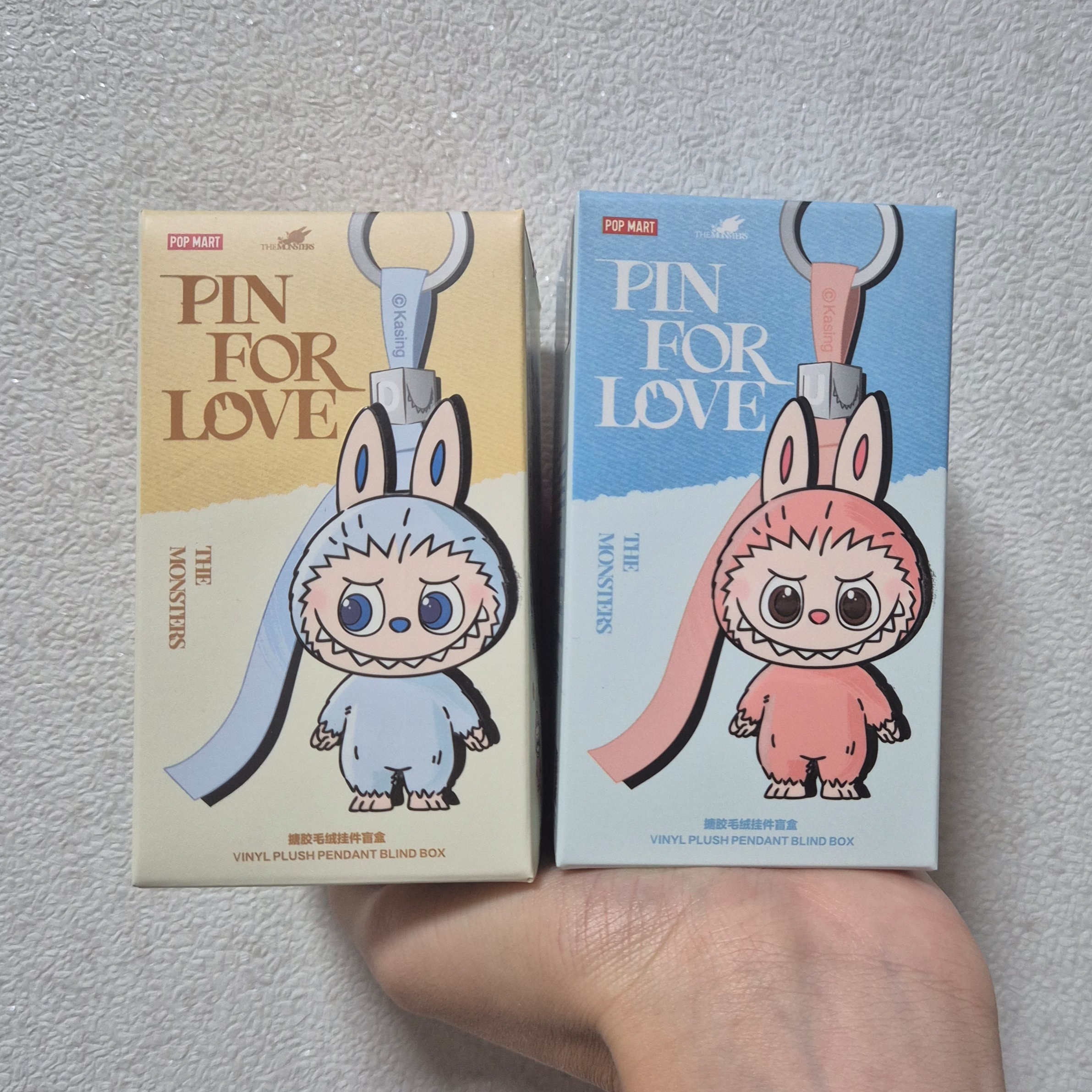 Pop Mart Labubu The Monsters Pin For Love Series Vinyl Plush Pendant Sealed Case (A-M) (1 Blind Box), Pop Mart Labubu The Monsters Pin For Love Series Vinyl Plush Pendant Sealed Case (N-Z) (1 Blind Box) 착용 스타일