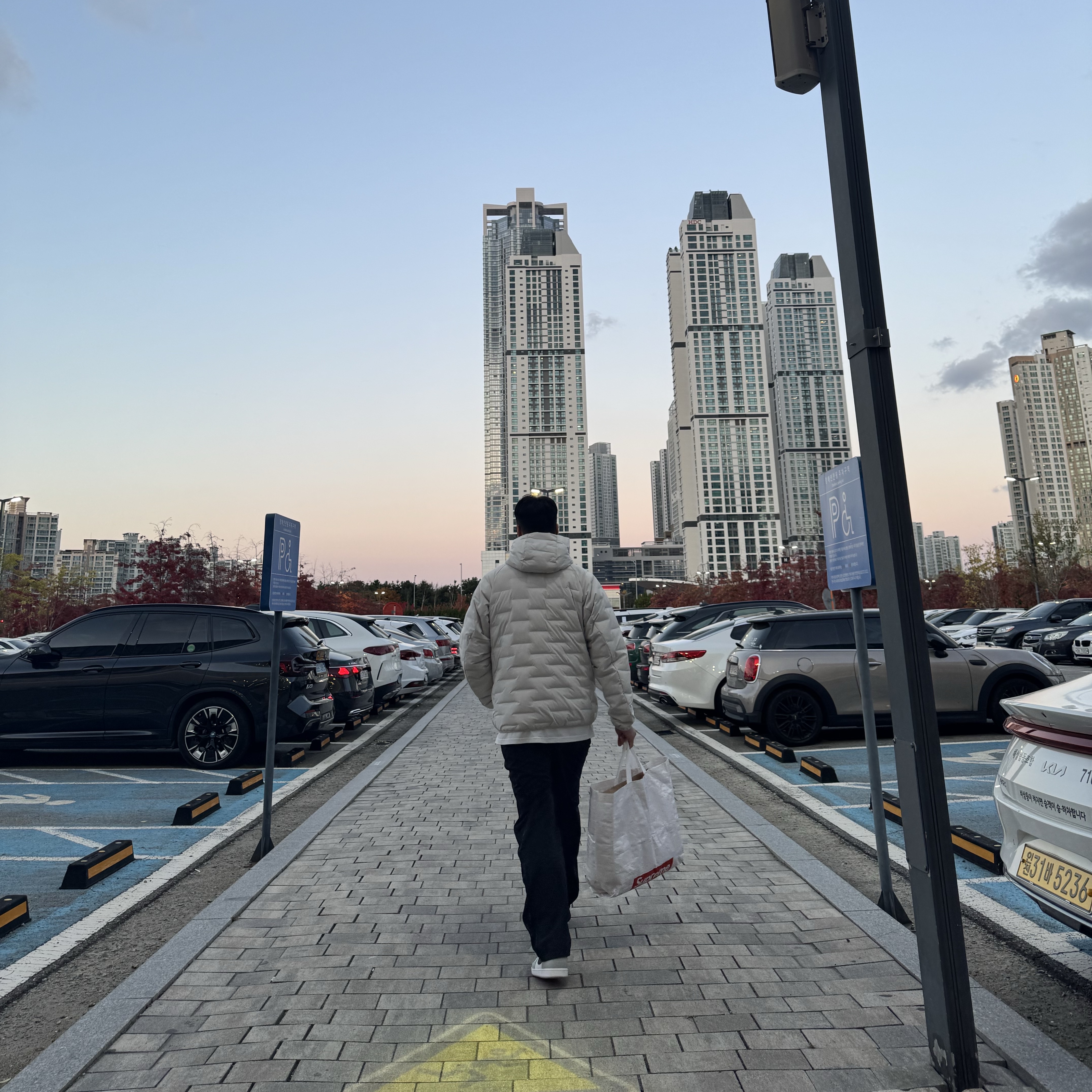 Uniqlo Pufftech Parka Off White - JP, Jordan 1 Mid Light Smoke Grey 착용 스타일 - 2