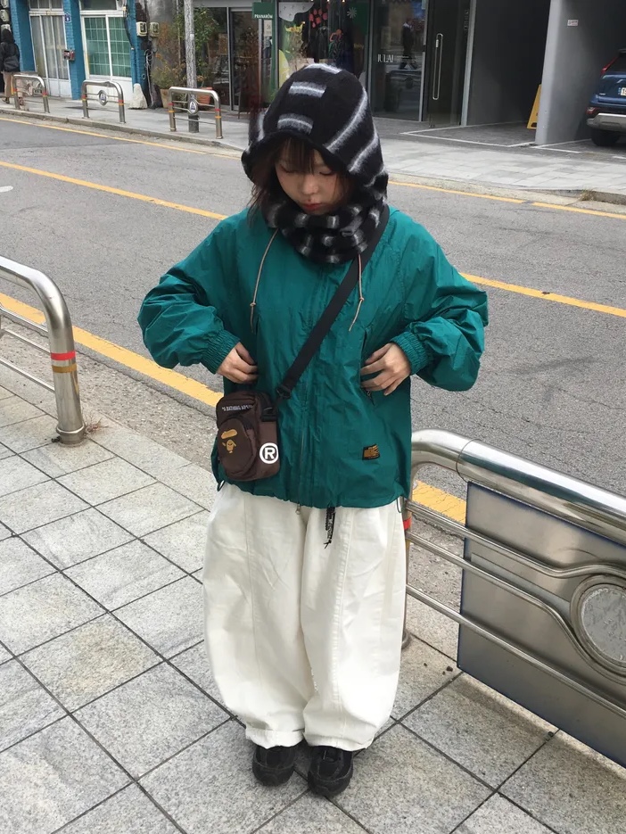 QT8 GARMENTS Nostalgia Windbreaker Green 착용 스타일 - 2
