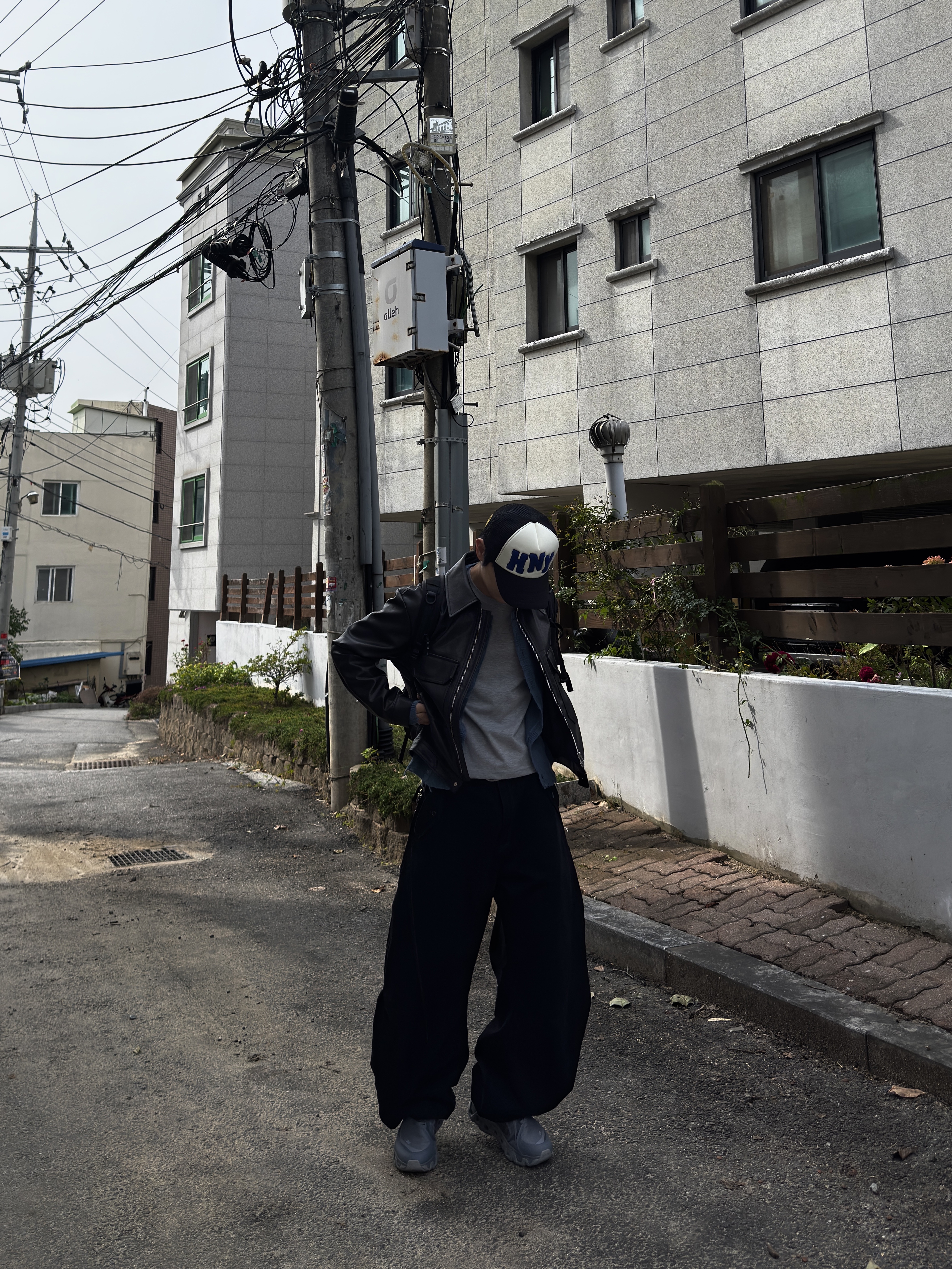 Honey Scoop House HNY Logo Trucker Cap Black, On Running x Post Archive Faction (Paf) Cloudmonster Hyper Phantom Apollo 착용 스타일 - 6