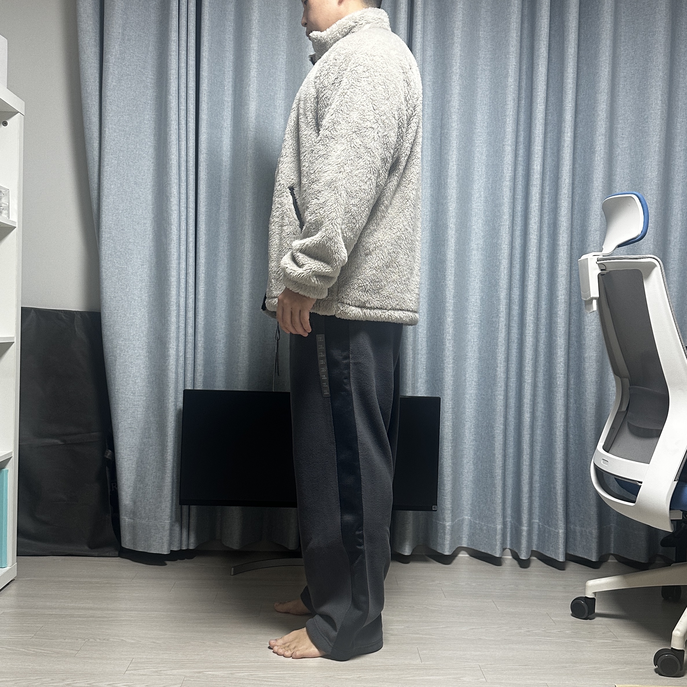 Uniqlo x Needles Fleece Jacket Beige - KR, Uniqlo x Needles Fleece Wide Pants Dark Gray - KR 착용 스타일 - 2