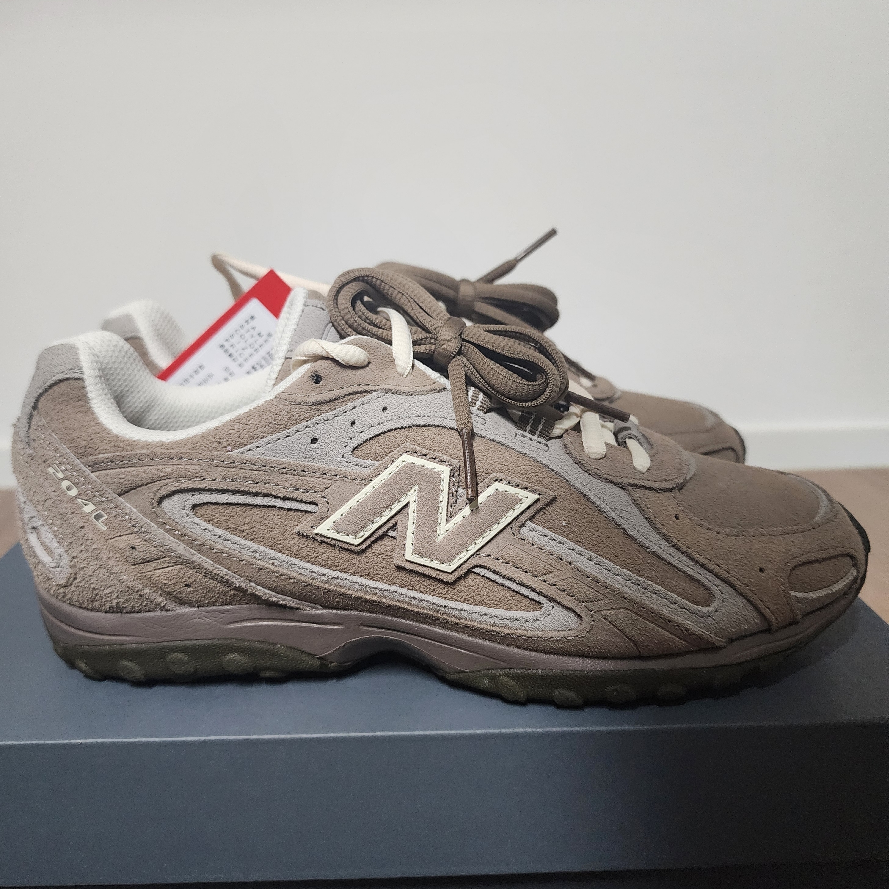 New Balance 204L Suede Mushroom Arid Stone 착용 스타일 - 2