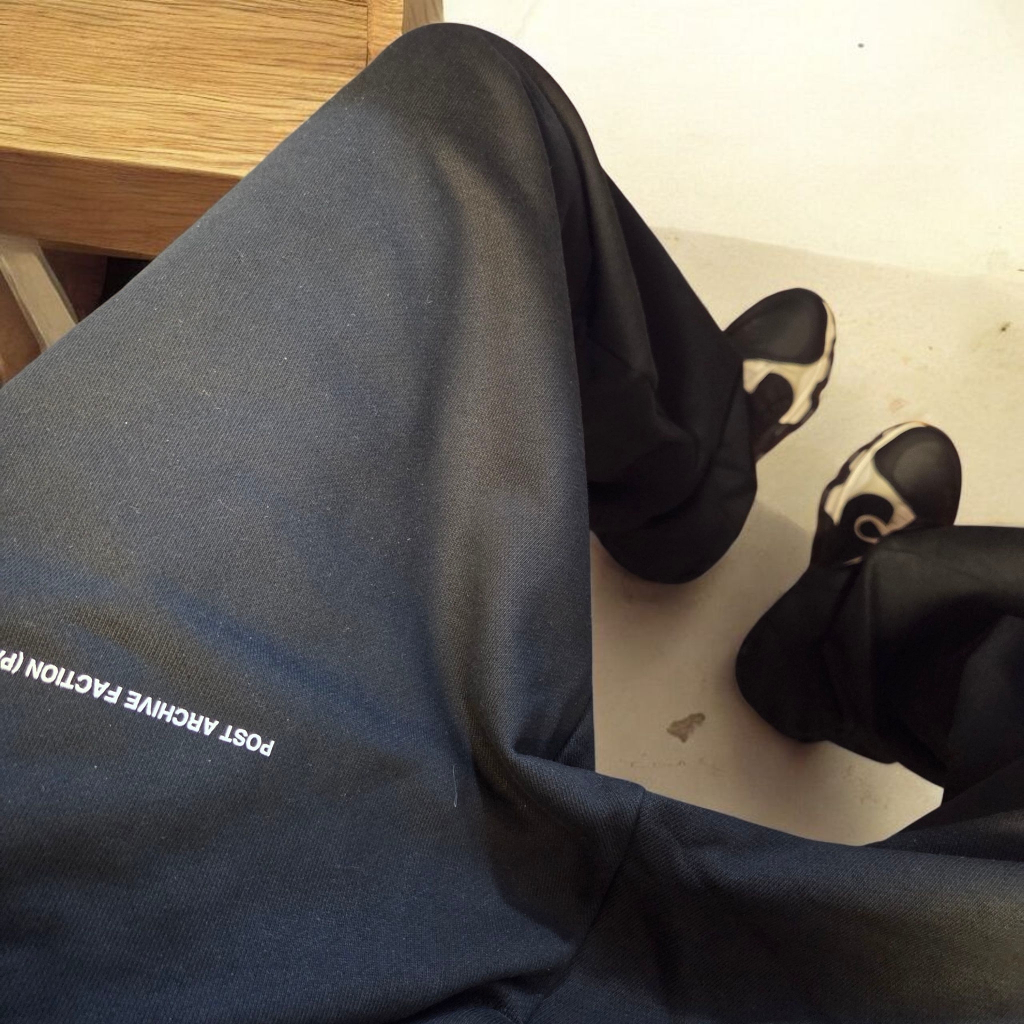 On Running x Post Archive Faction (Paf) Cloudmonster Hyper Black, Post Archive Faction (Paf) 8.0 Sweatpants Right Black 착용 스타일