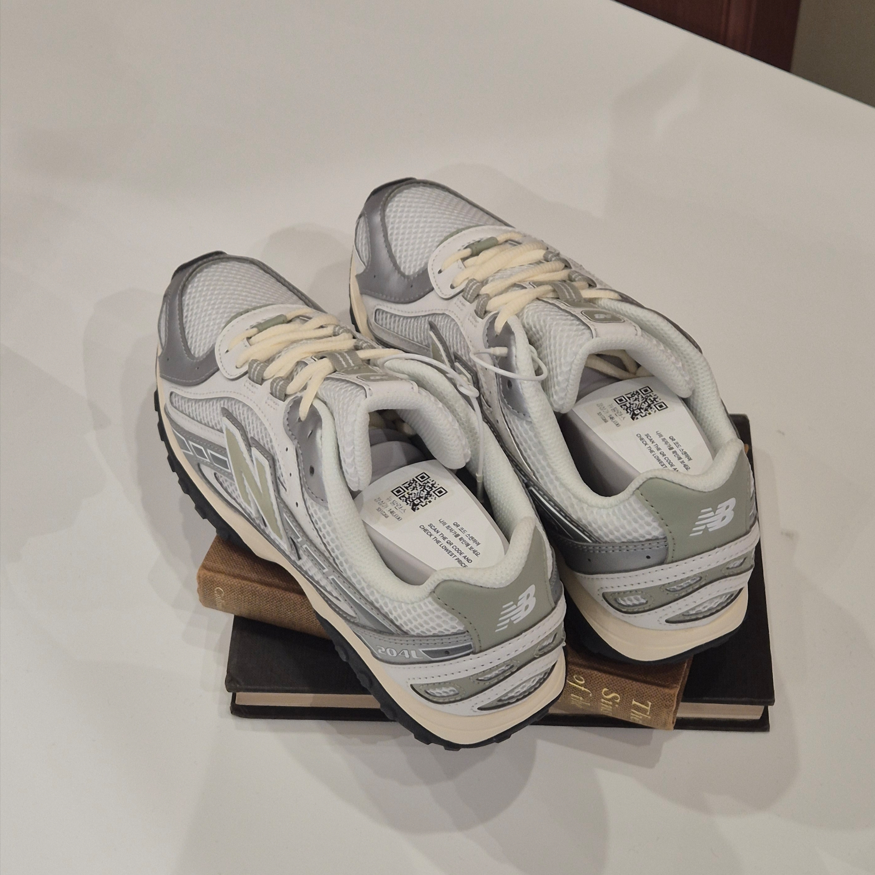 New Balance 204L Silver Metallic Sage Green 착용 스타일