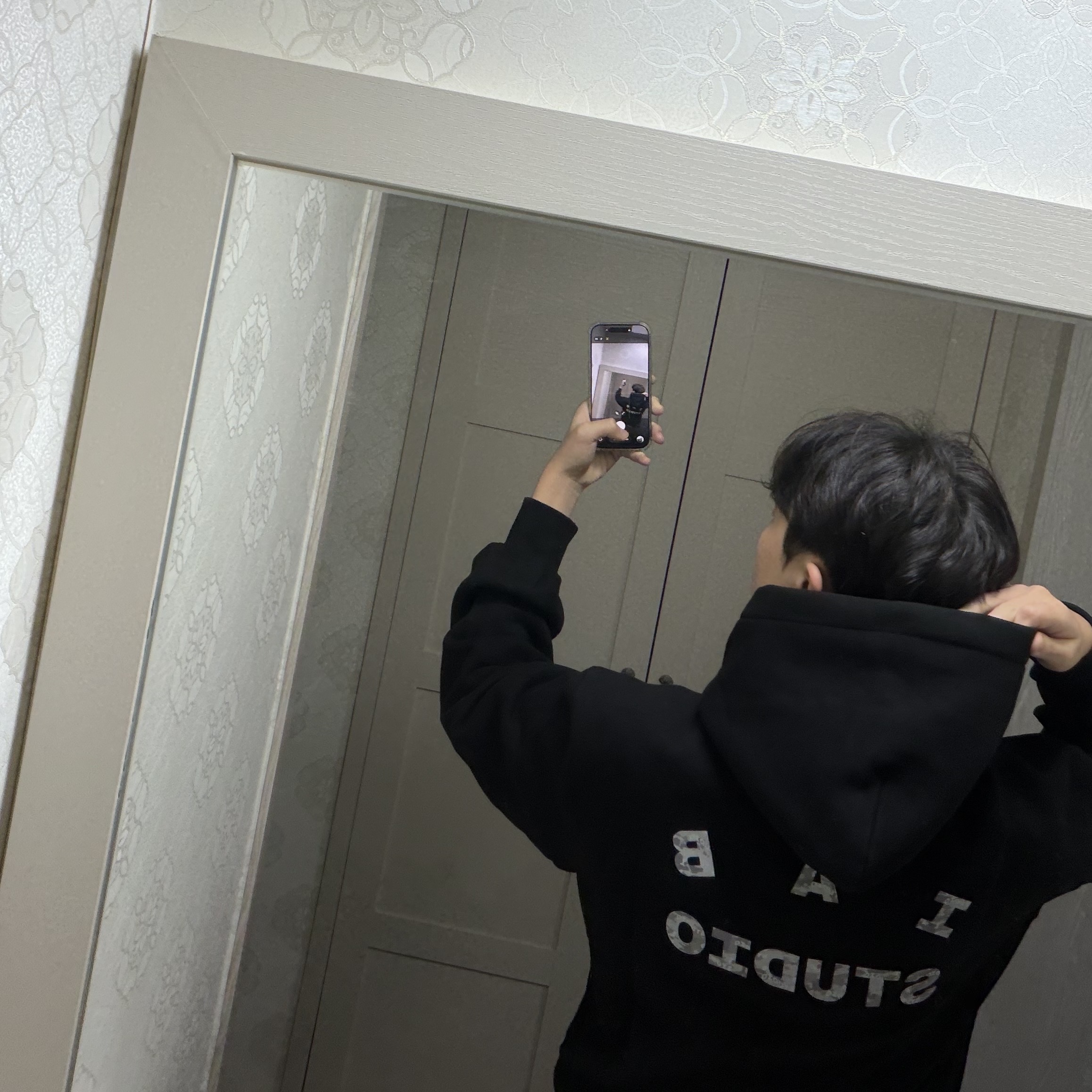 IAB Studio IAB Camo Logo Hoodie Black 착용 스타일
