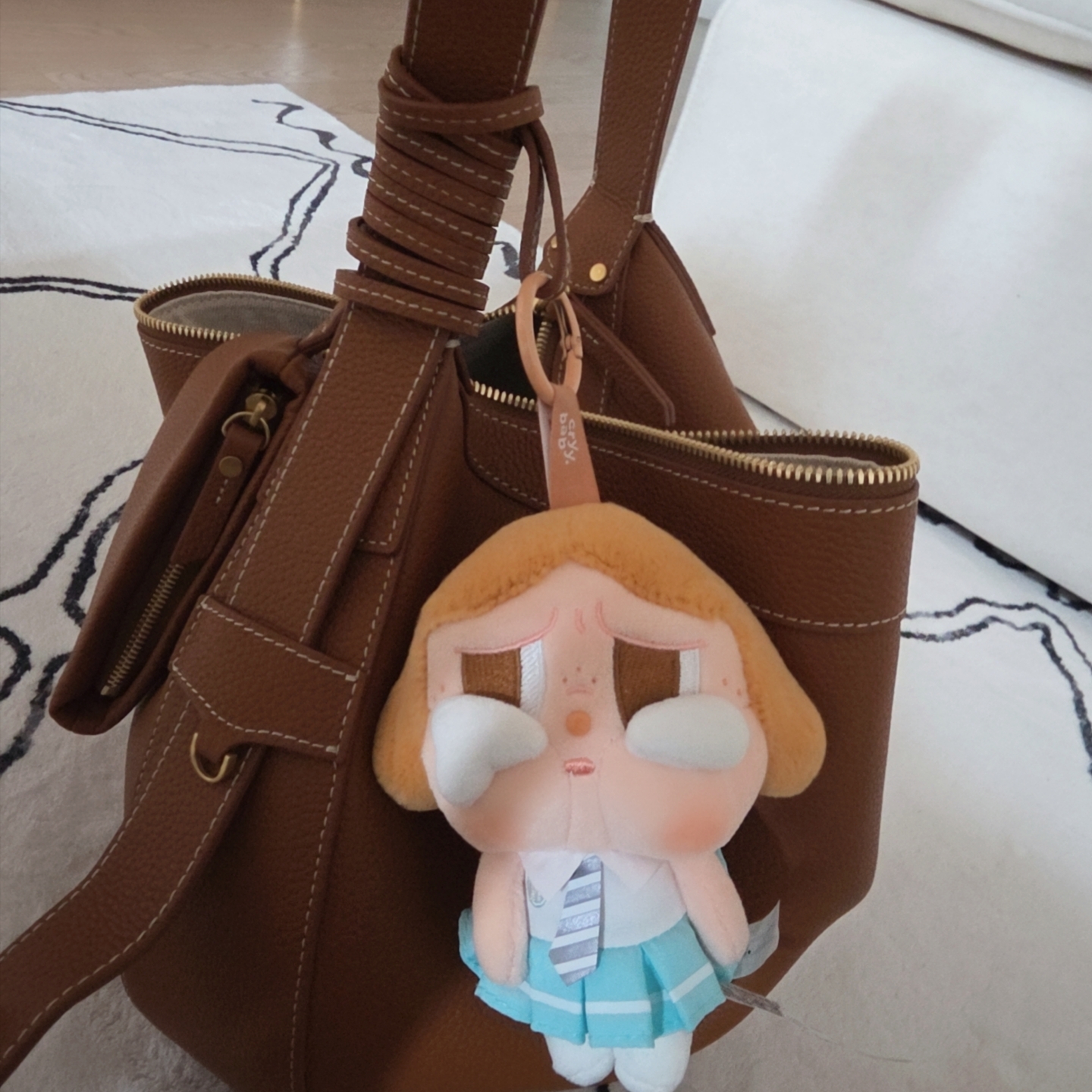 Pop Mart Crybaby Sunset Concert Series Plush Pendant Beige Blue (Opened Case) 착용 스타일