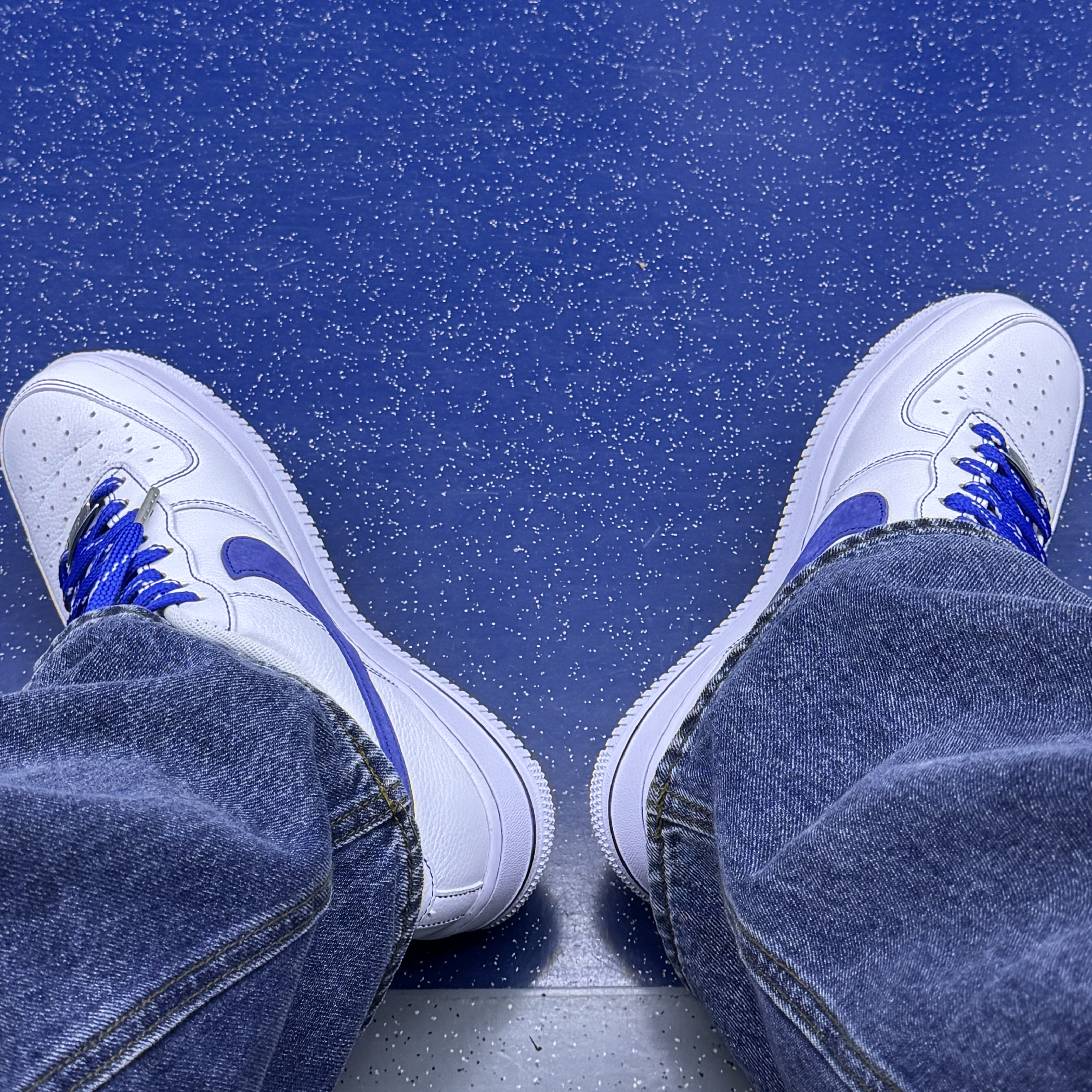 Nike Air Force 1 '07 LV8 White Deep Royal Blue 착용 스타일