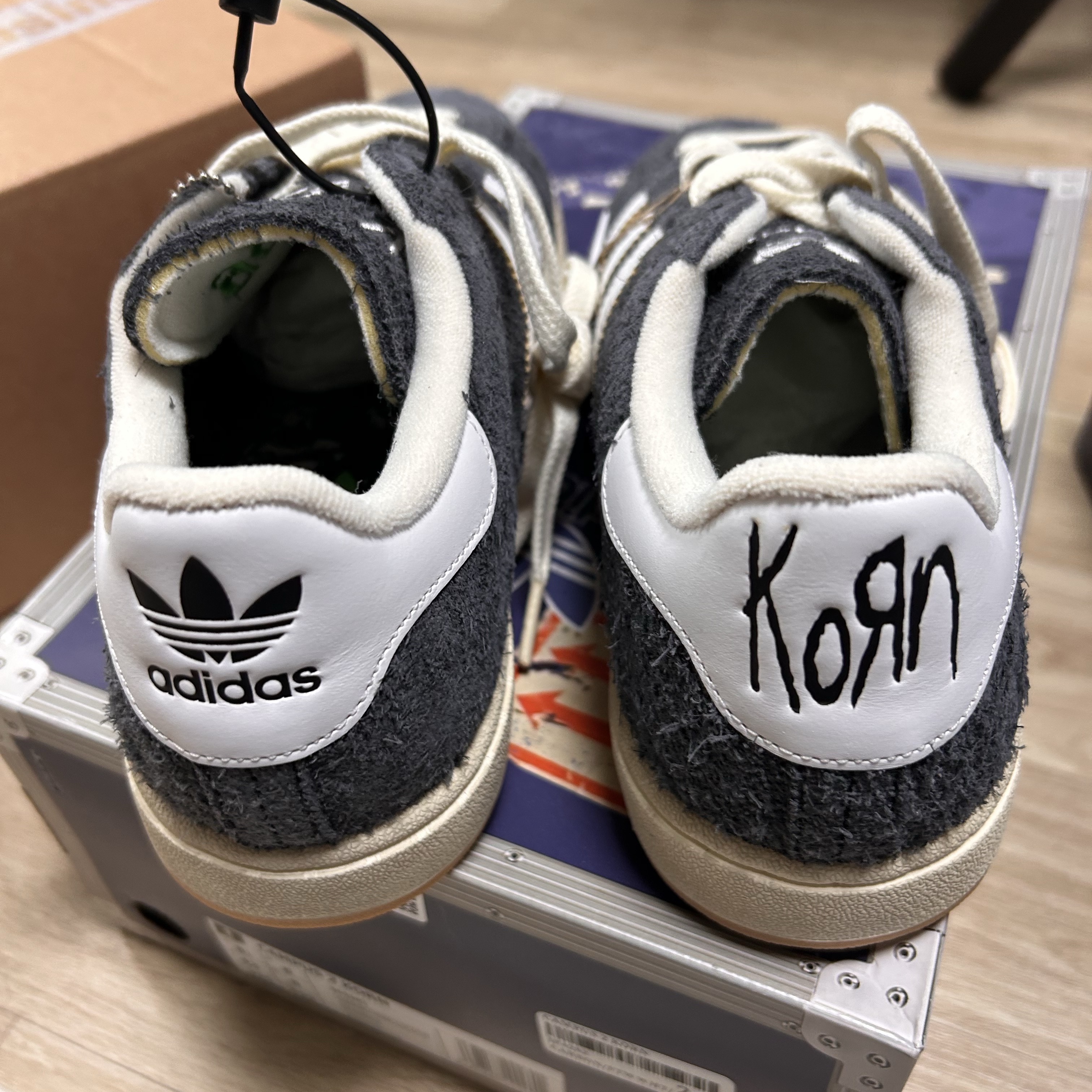 Adidas x KoRn Campus 2.0 Carbon Cloud White 착용 스타일