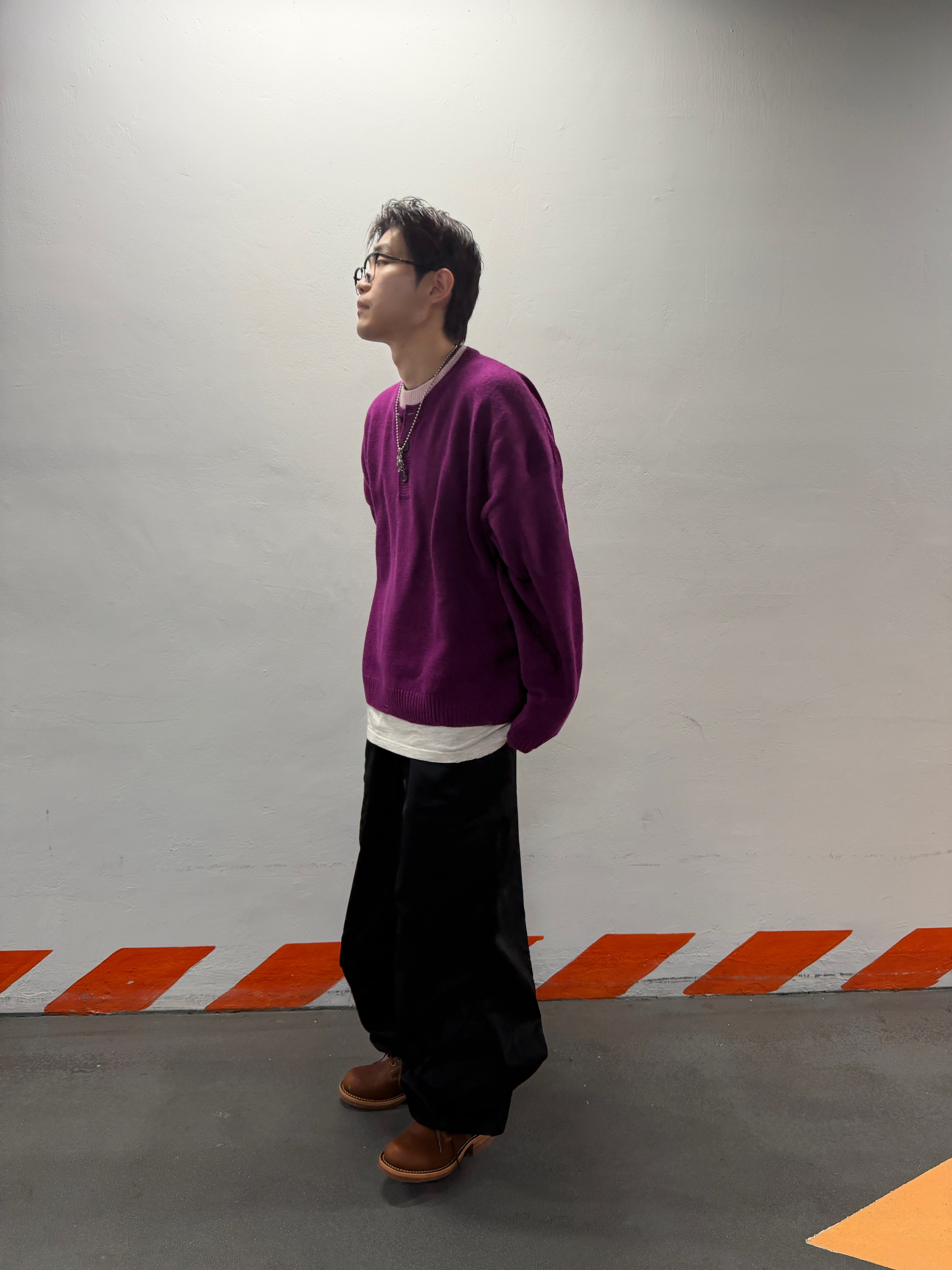 MJD Contrast Neck Cash Crop Knit Magenta, Nonnod Track Pants Black 착용 스타일 - 2