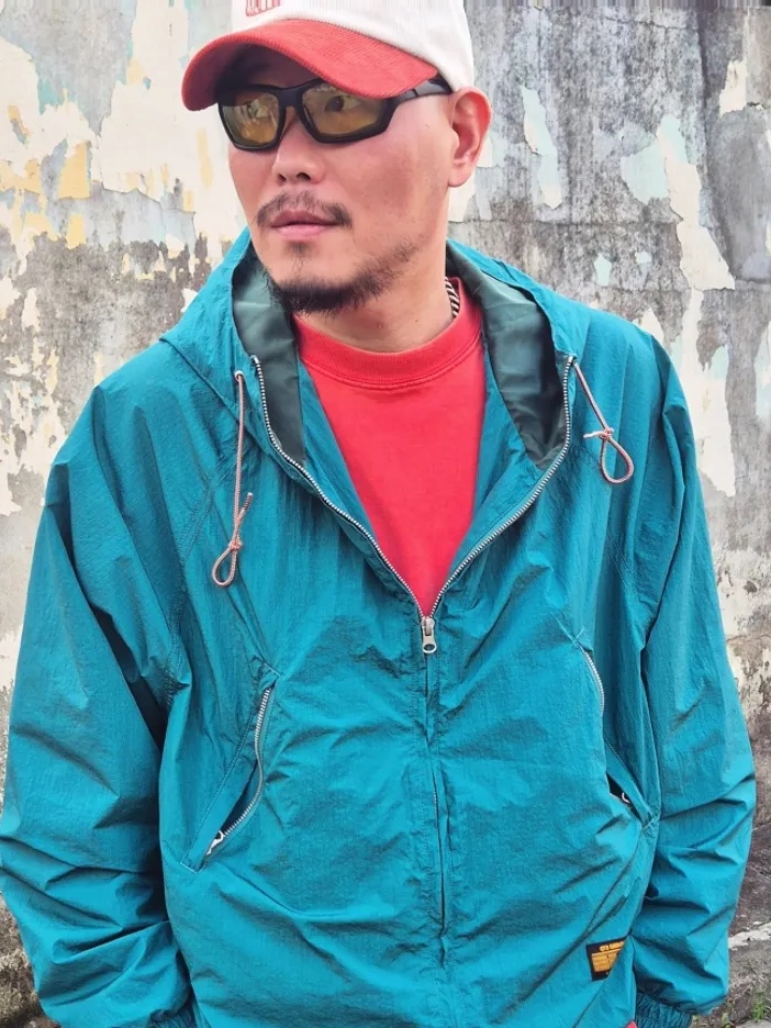 QT8 GARMENTS Nostalgia Windbreaker Green 착용 스타일 - 5
