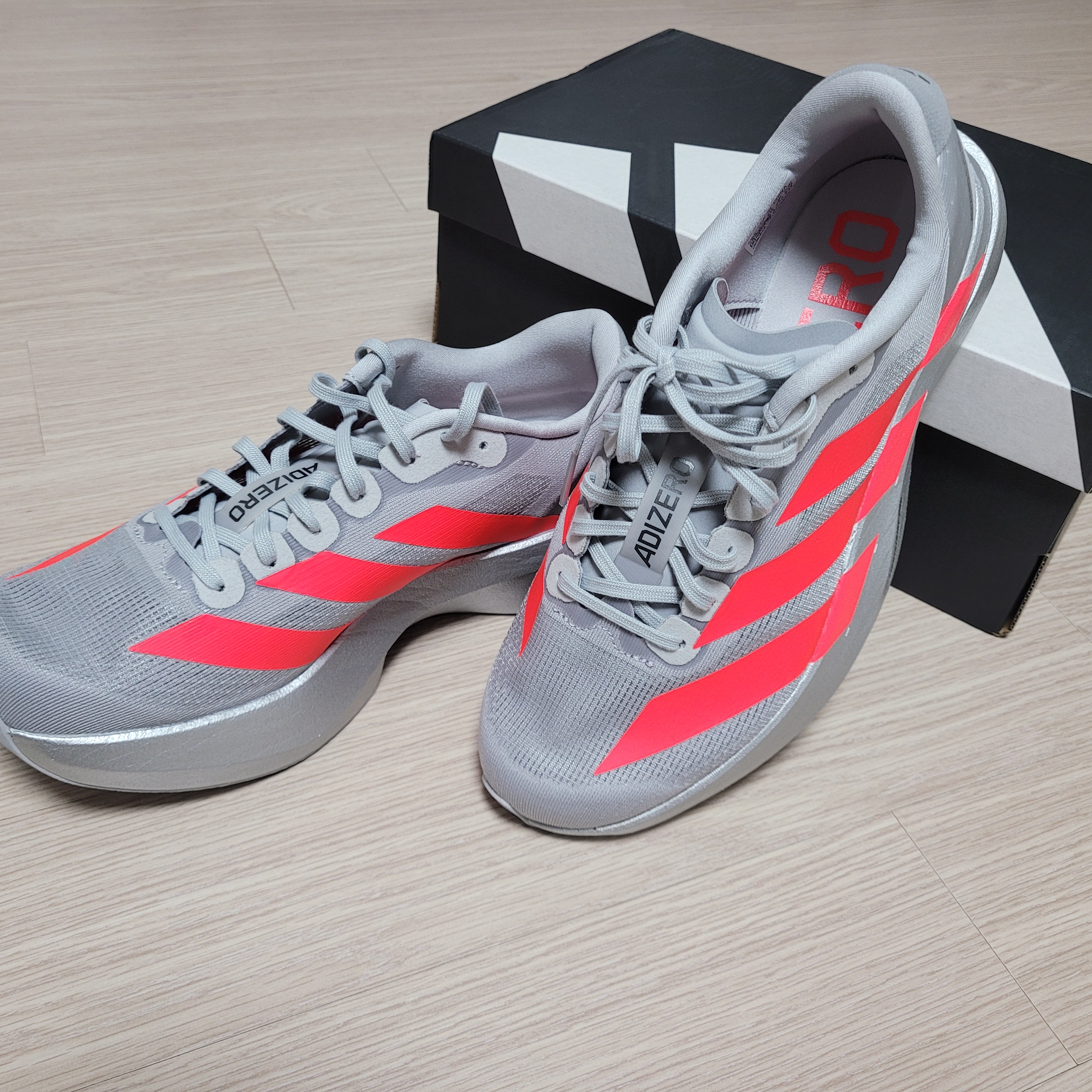 Adidas Adizero EVO SL Silver Metallic Lucid Red 착용 스타일 - 1